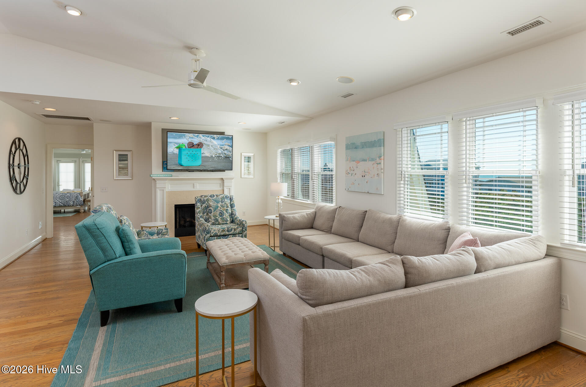 100562037 | Photo 35