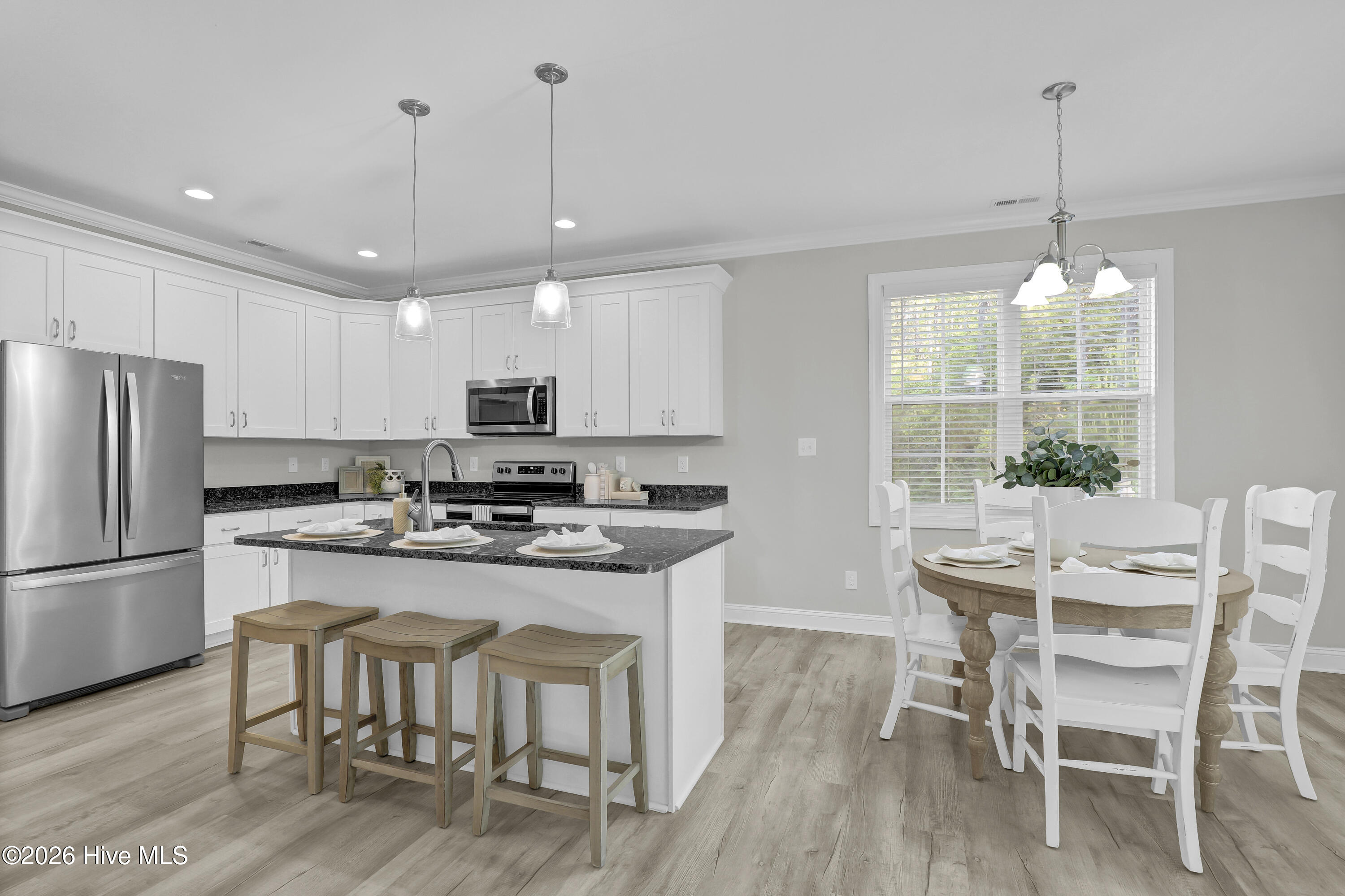 100569069 | Photo 11