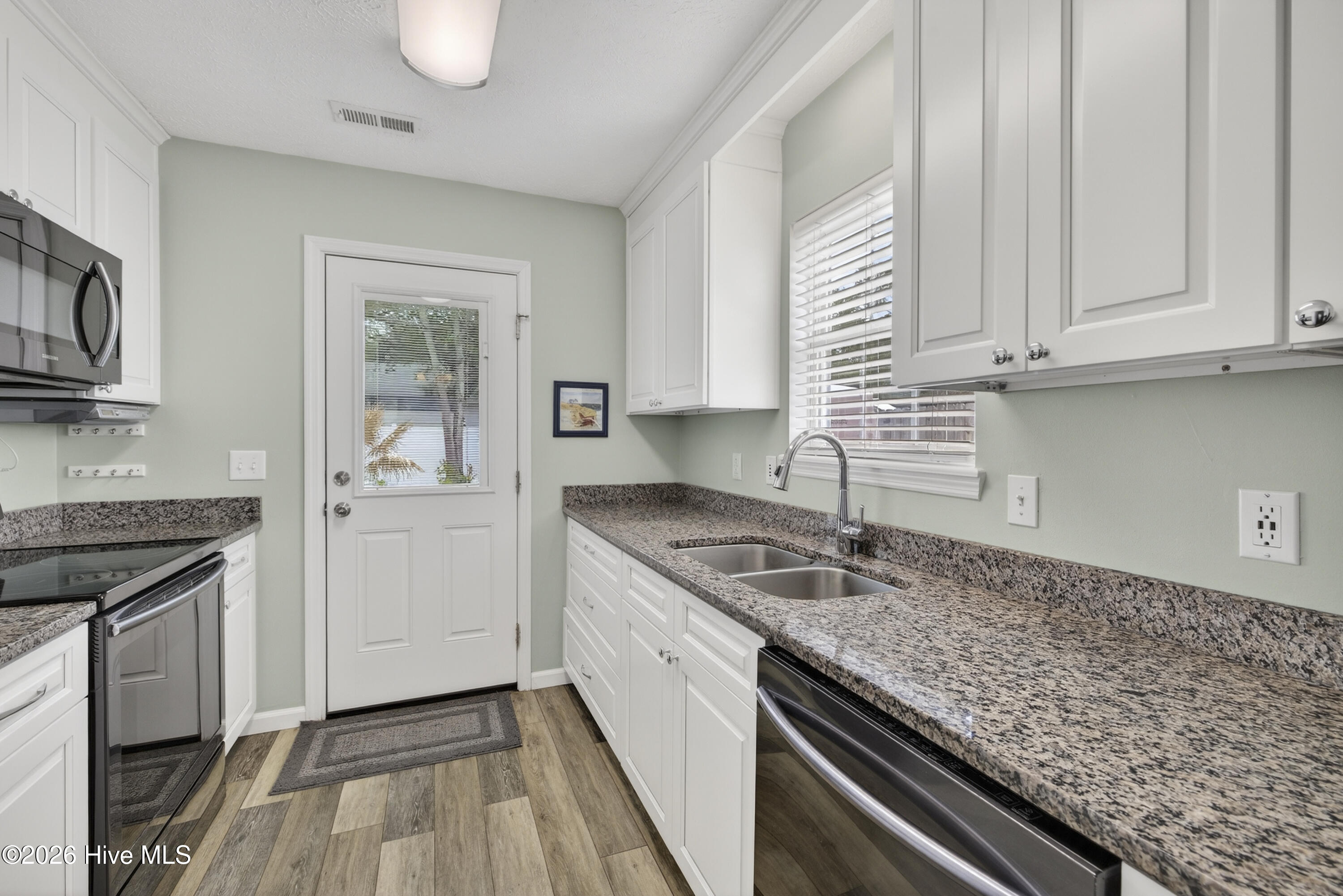 100557821 | Photo 13