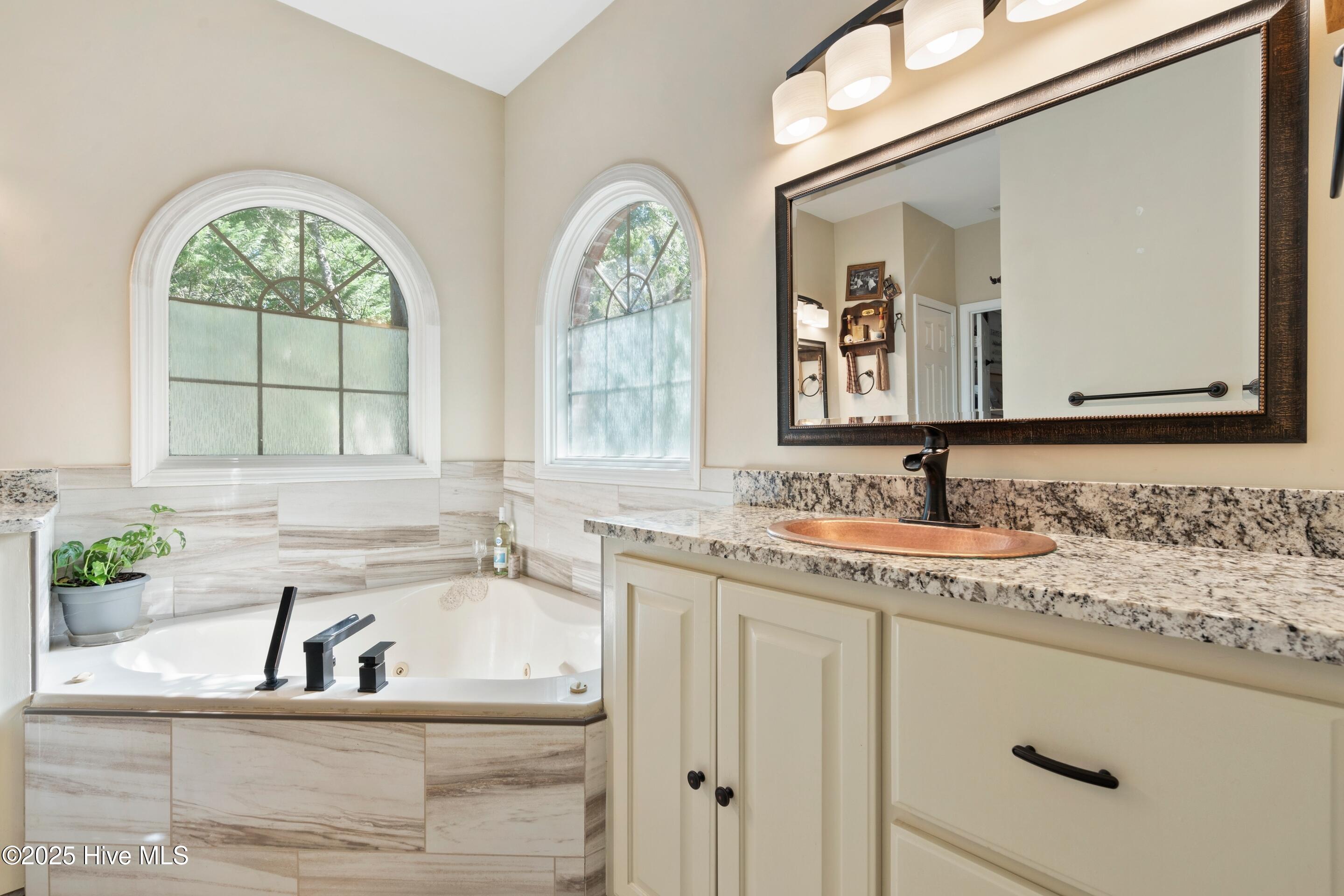 100538310 | Photo 53