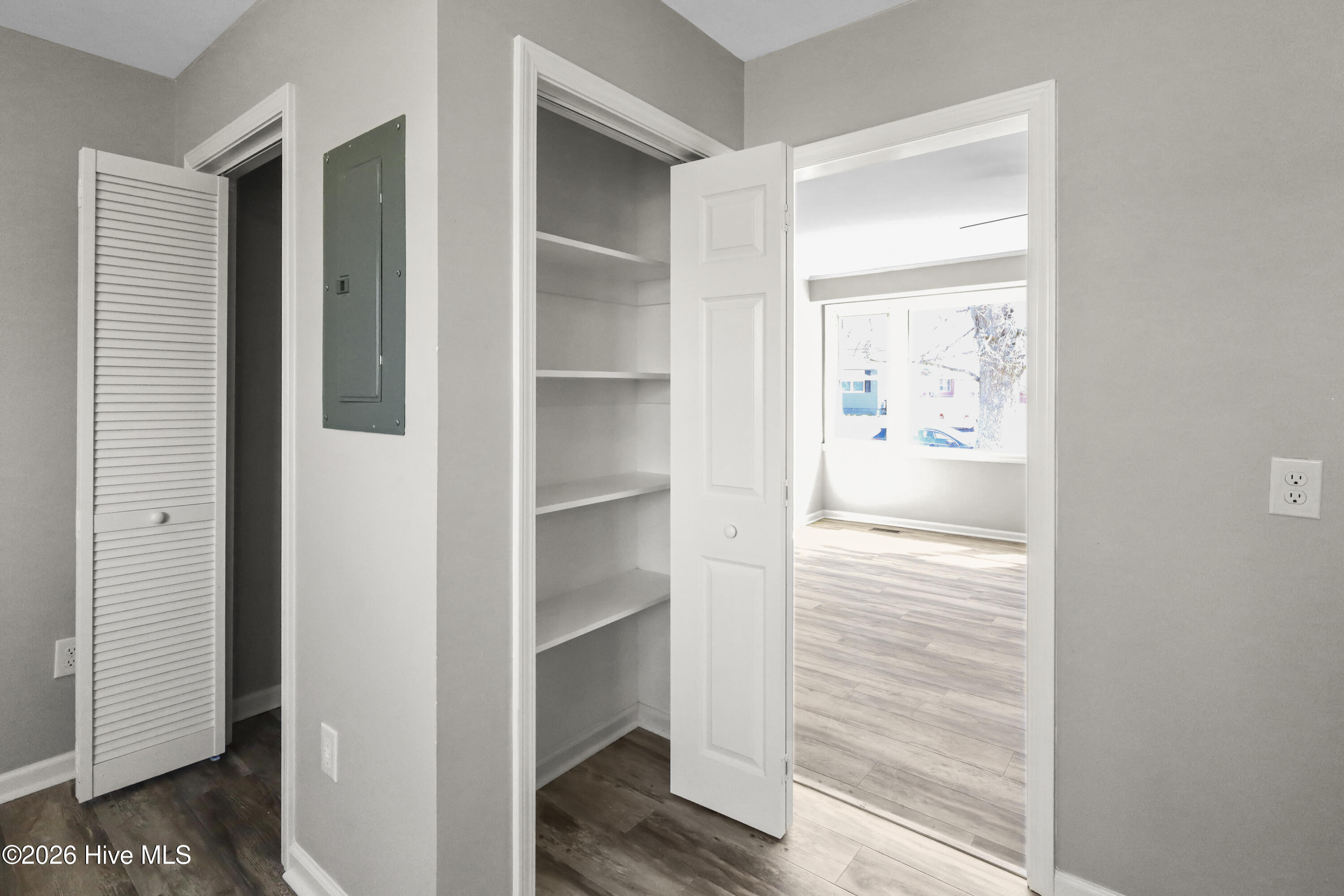 100560187 | Photo 13