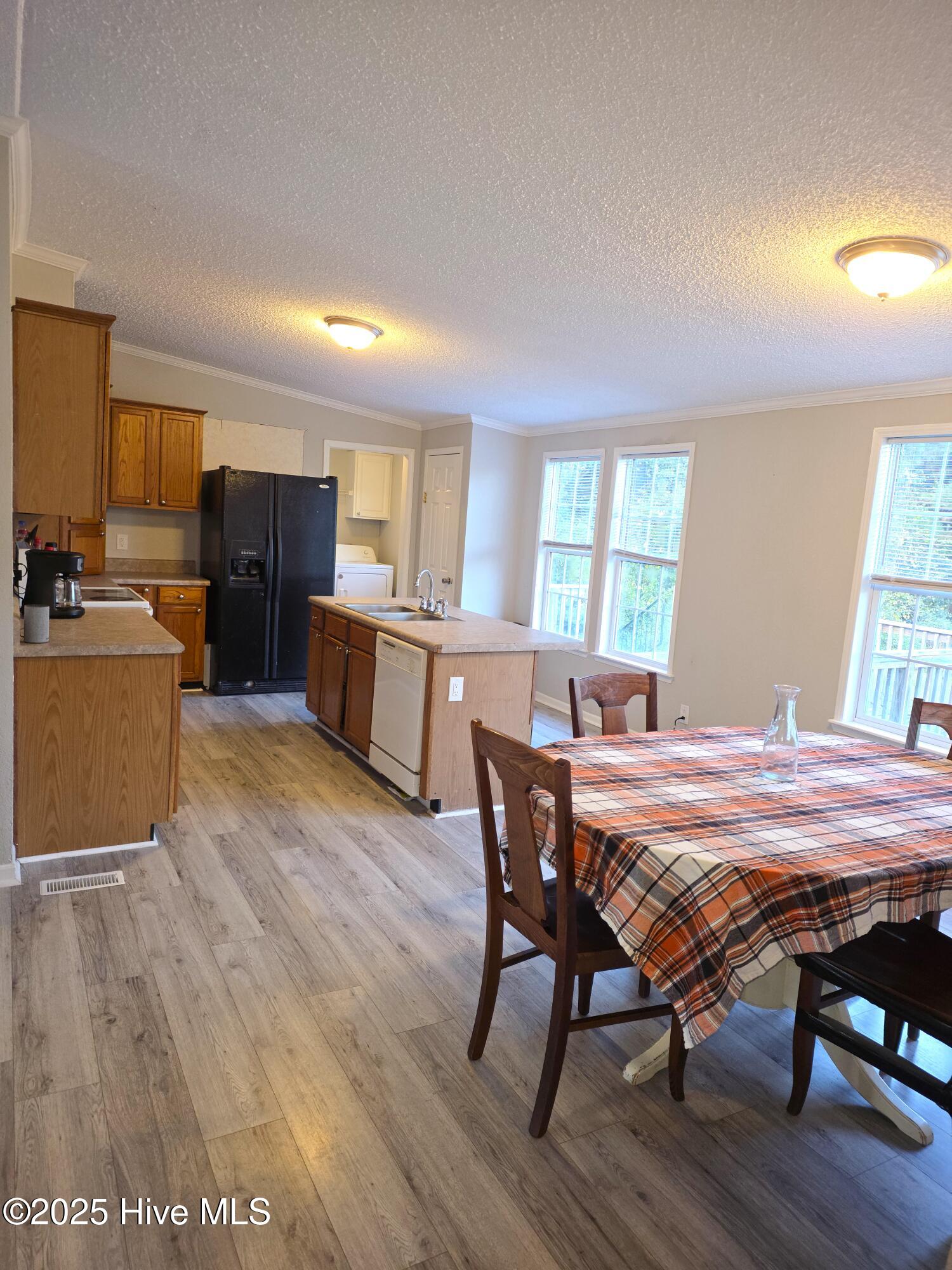 100528140 | Photo 14