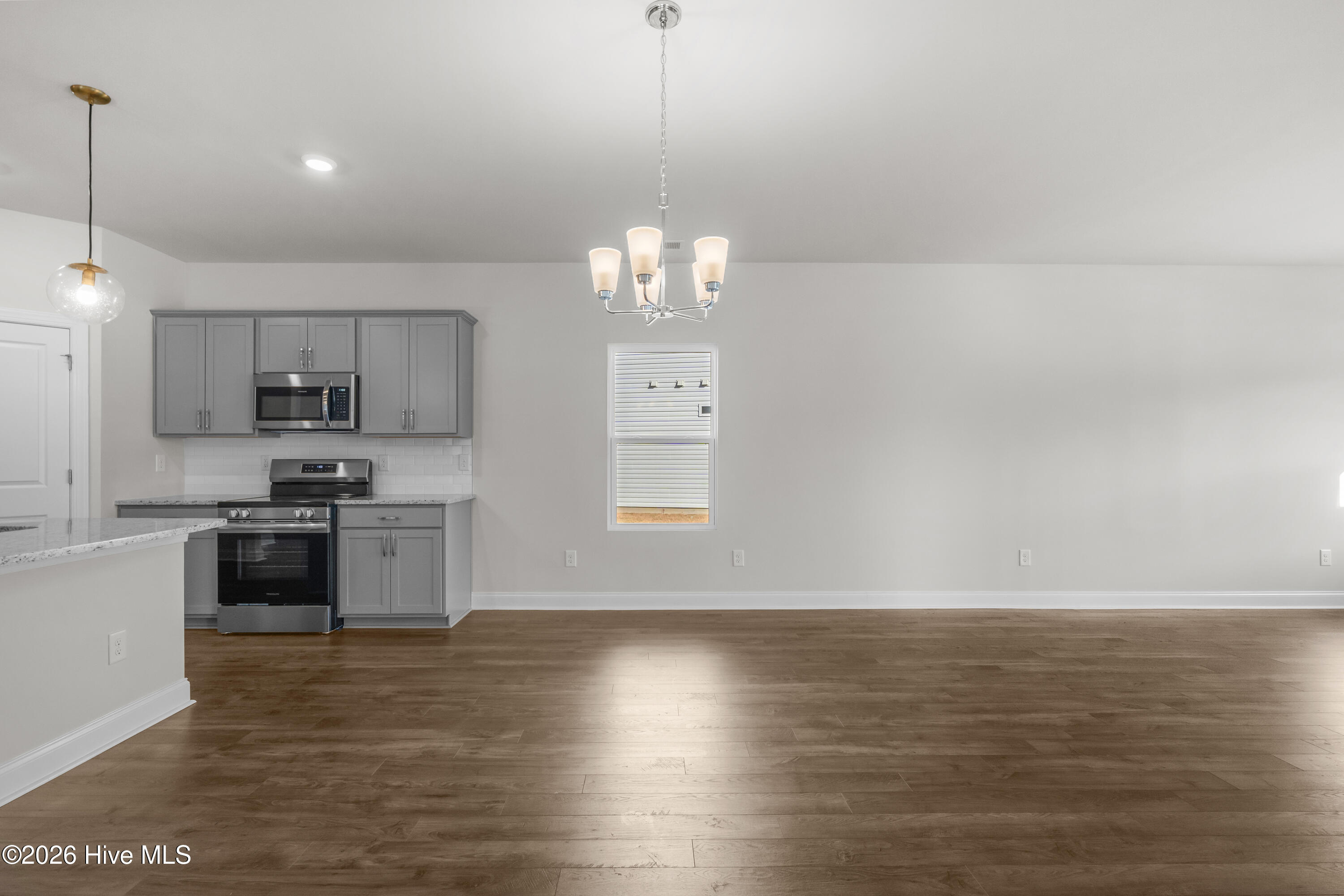 100560176 | Photo 10