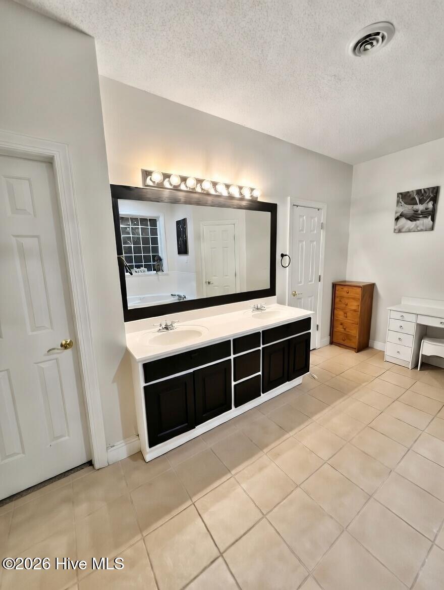 100563366 | Photo 14