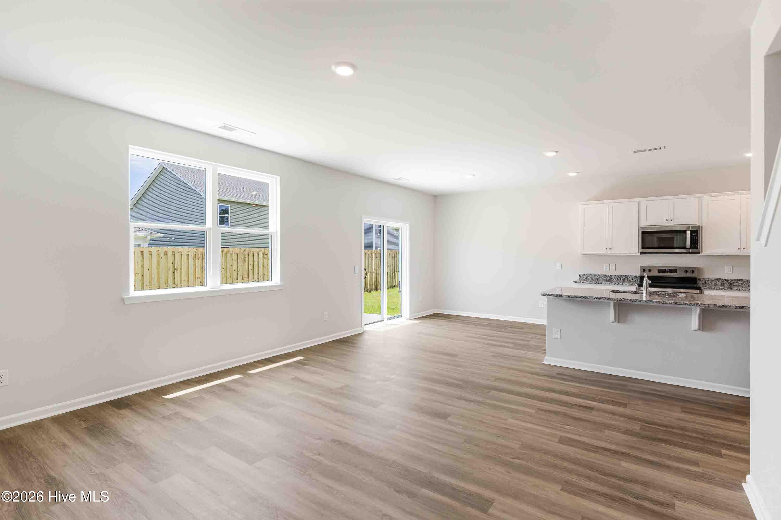 100556870 | Photo 11