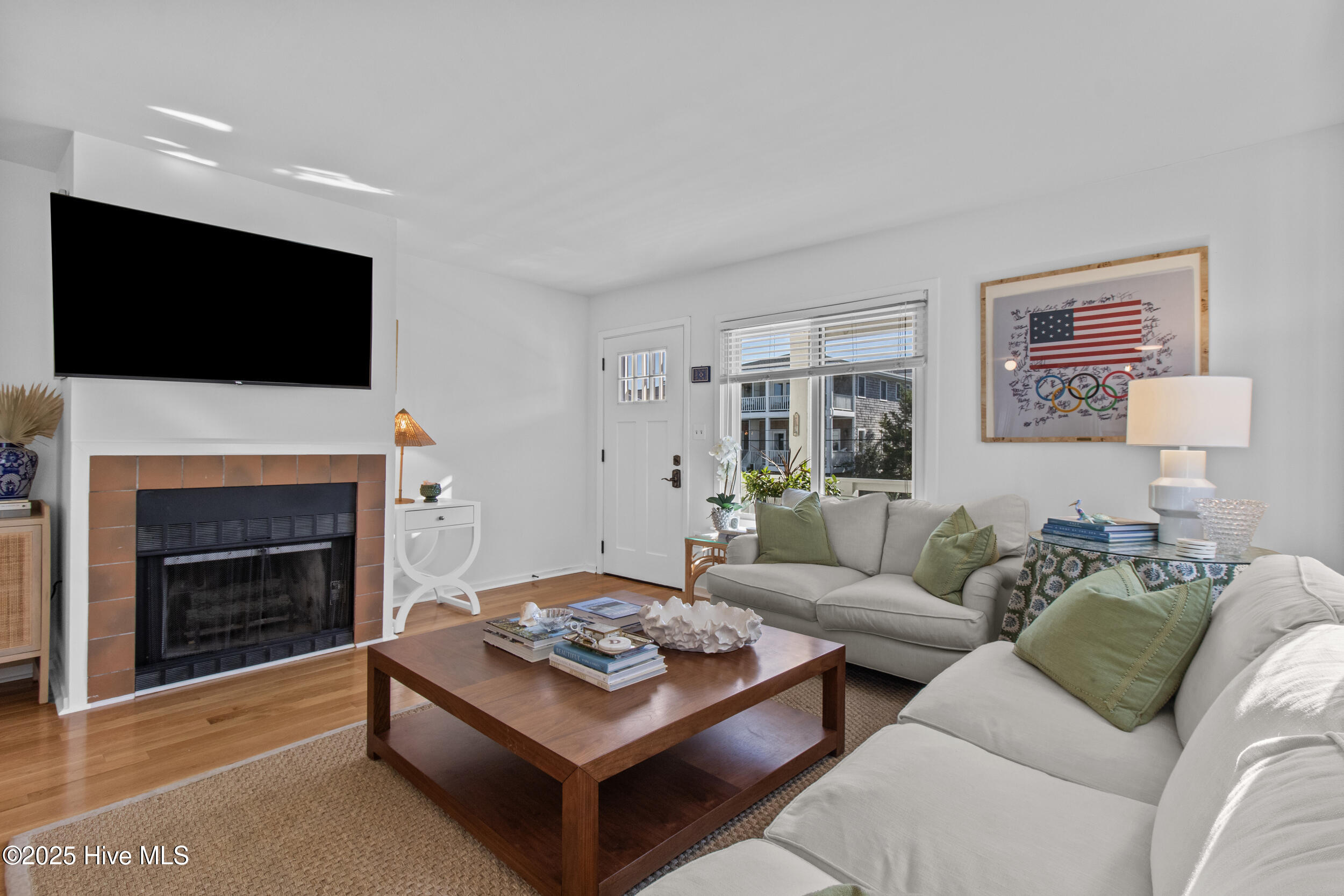 100545997 | Photo 16