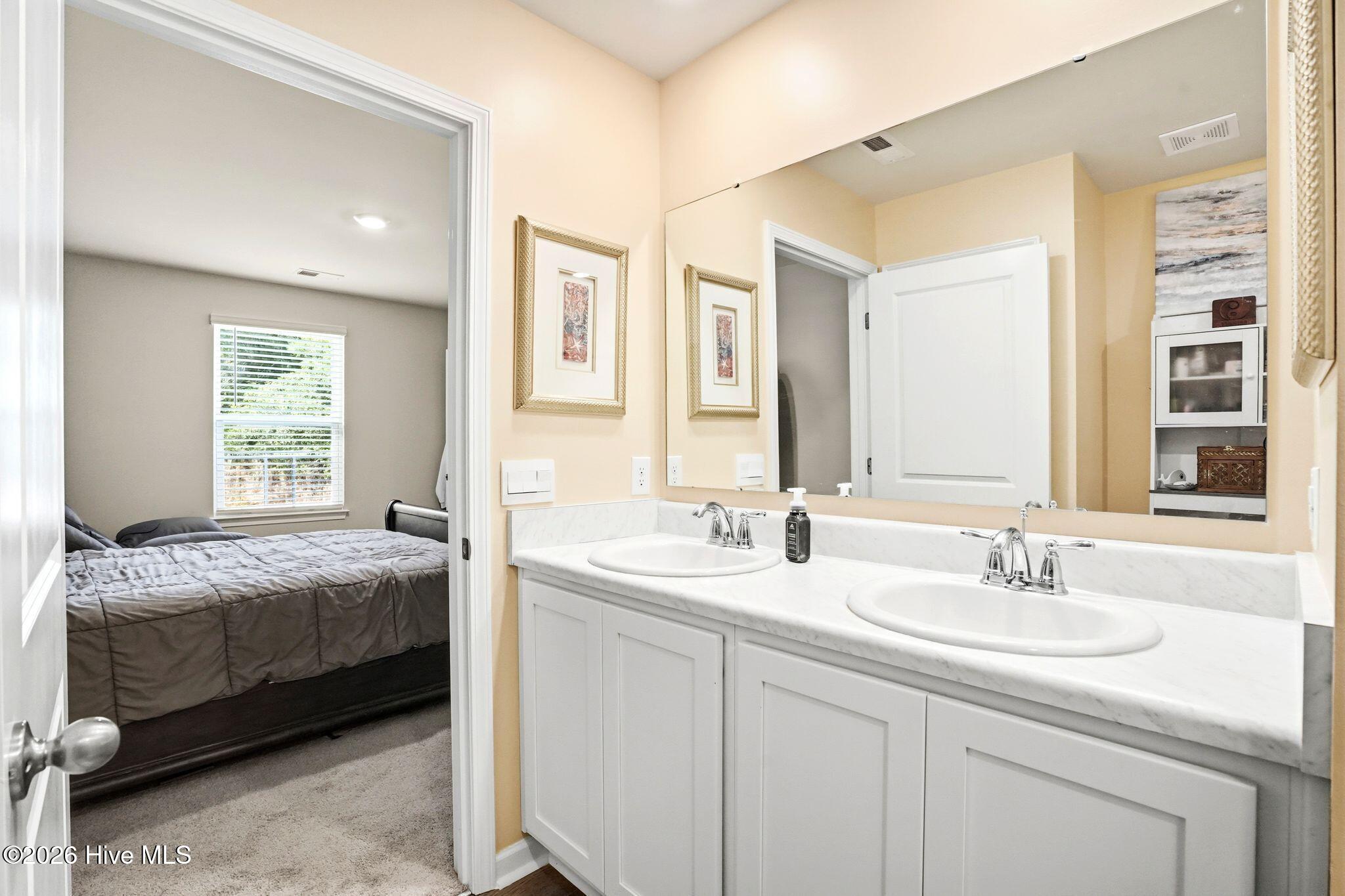 100565300 | Photo 26