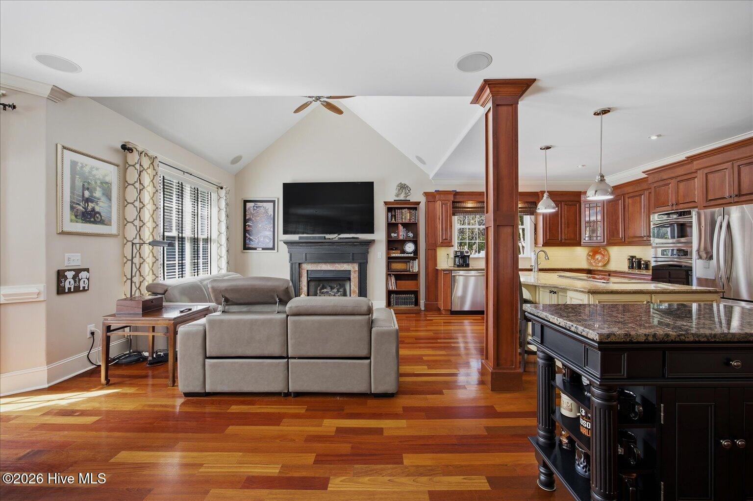 100564317 | Photo 13