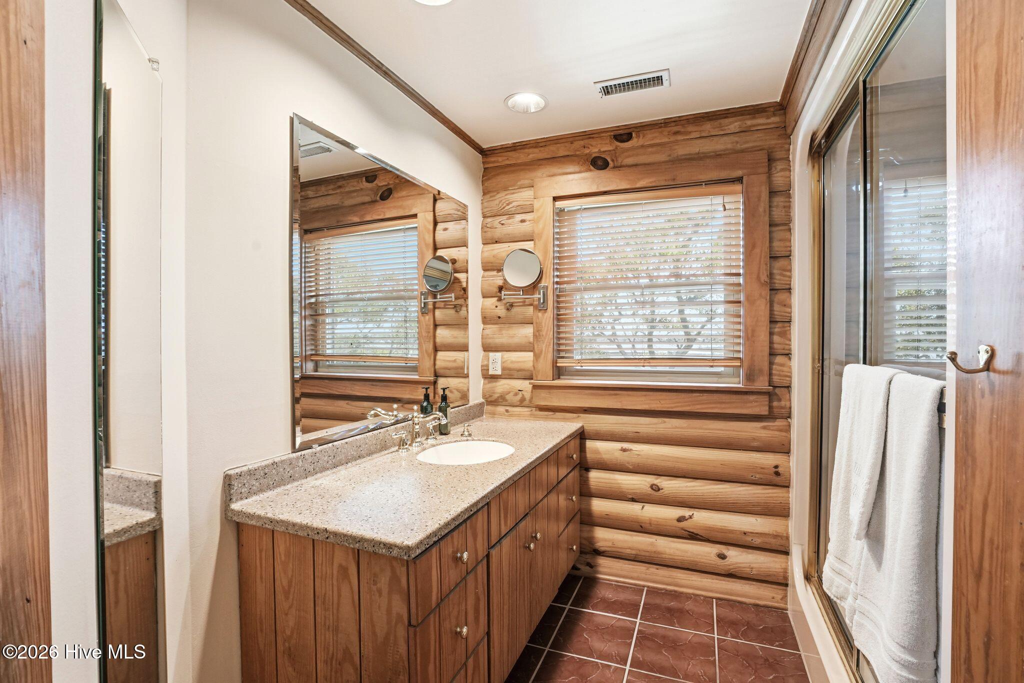 100565055 | Photo 50