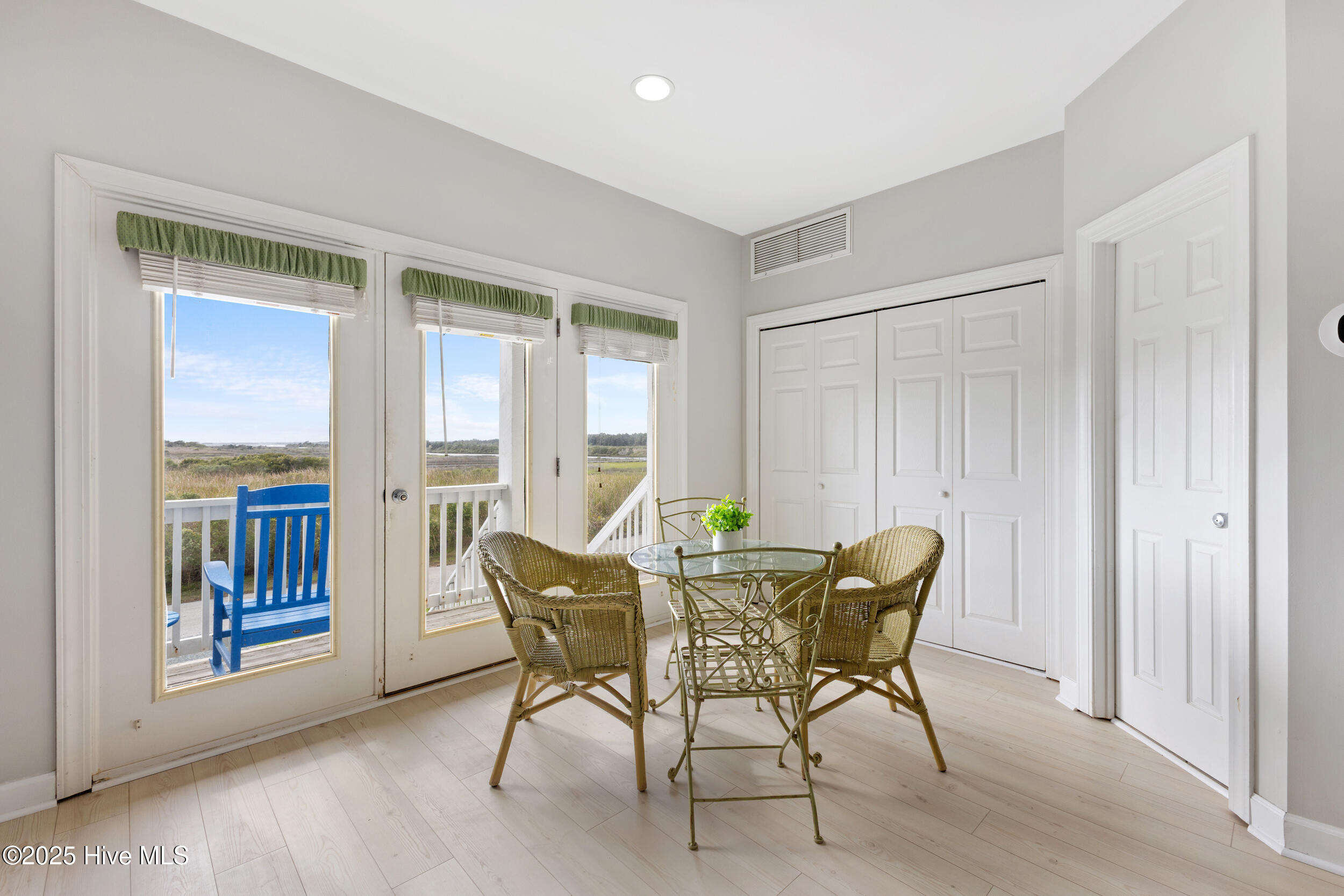 100534719 | Photo 23