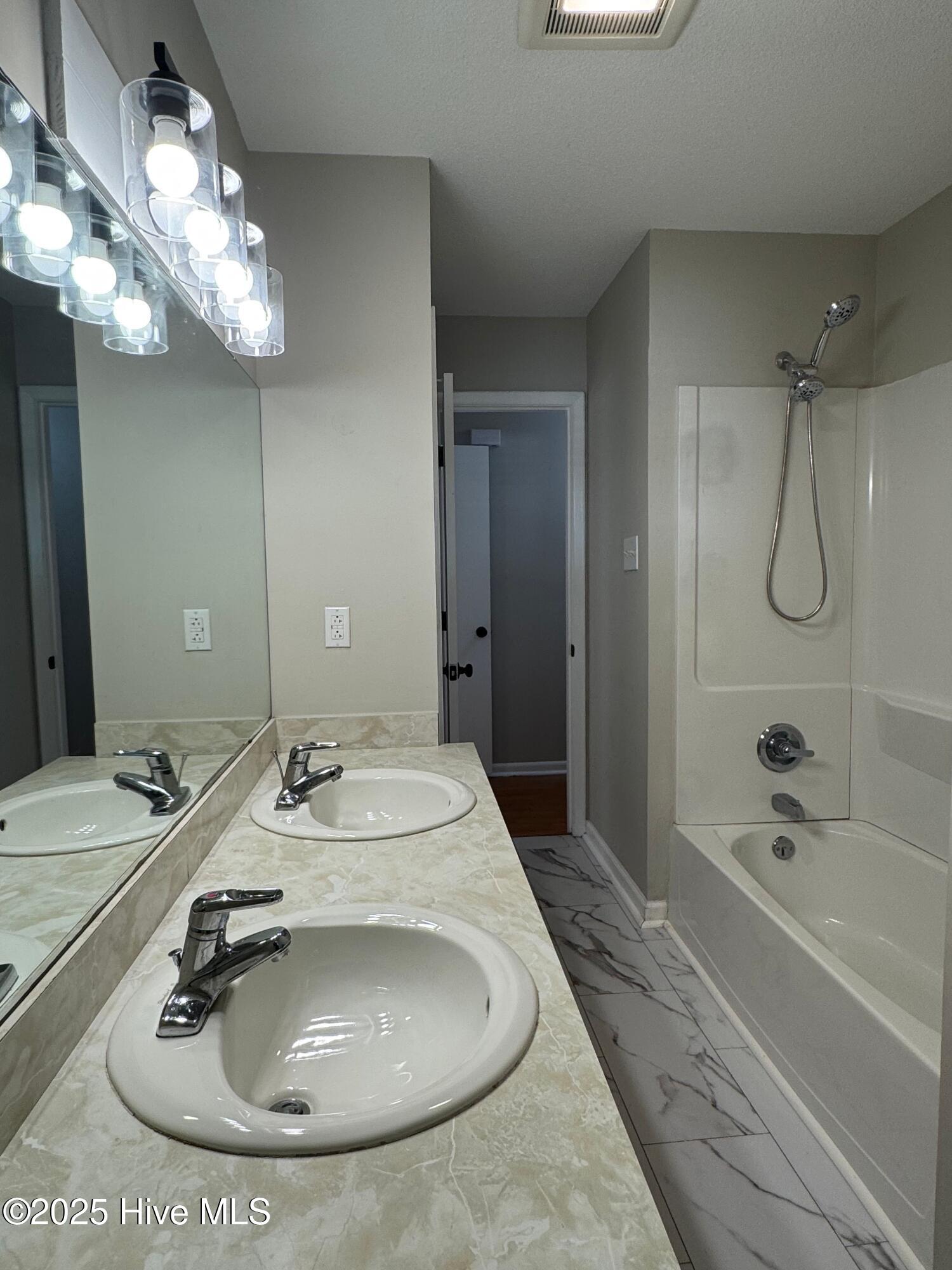 100542072 | Photo 22