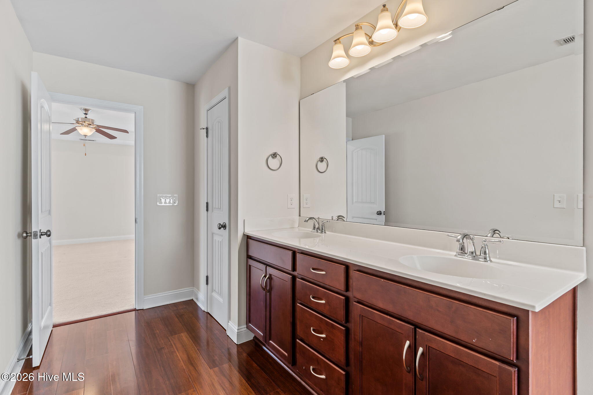 100560294 | Photo 35