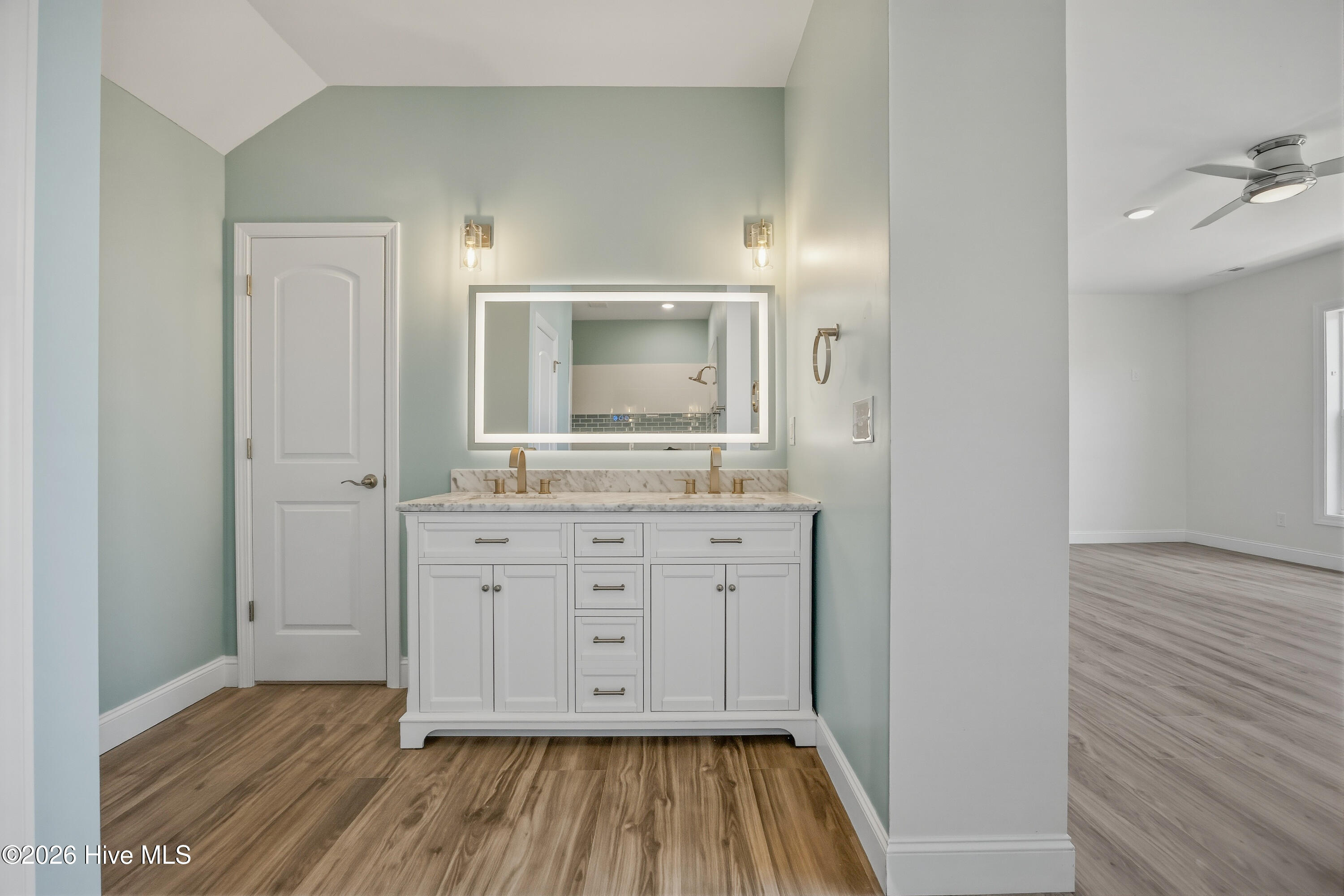 100569941 | Photo 46