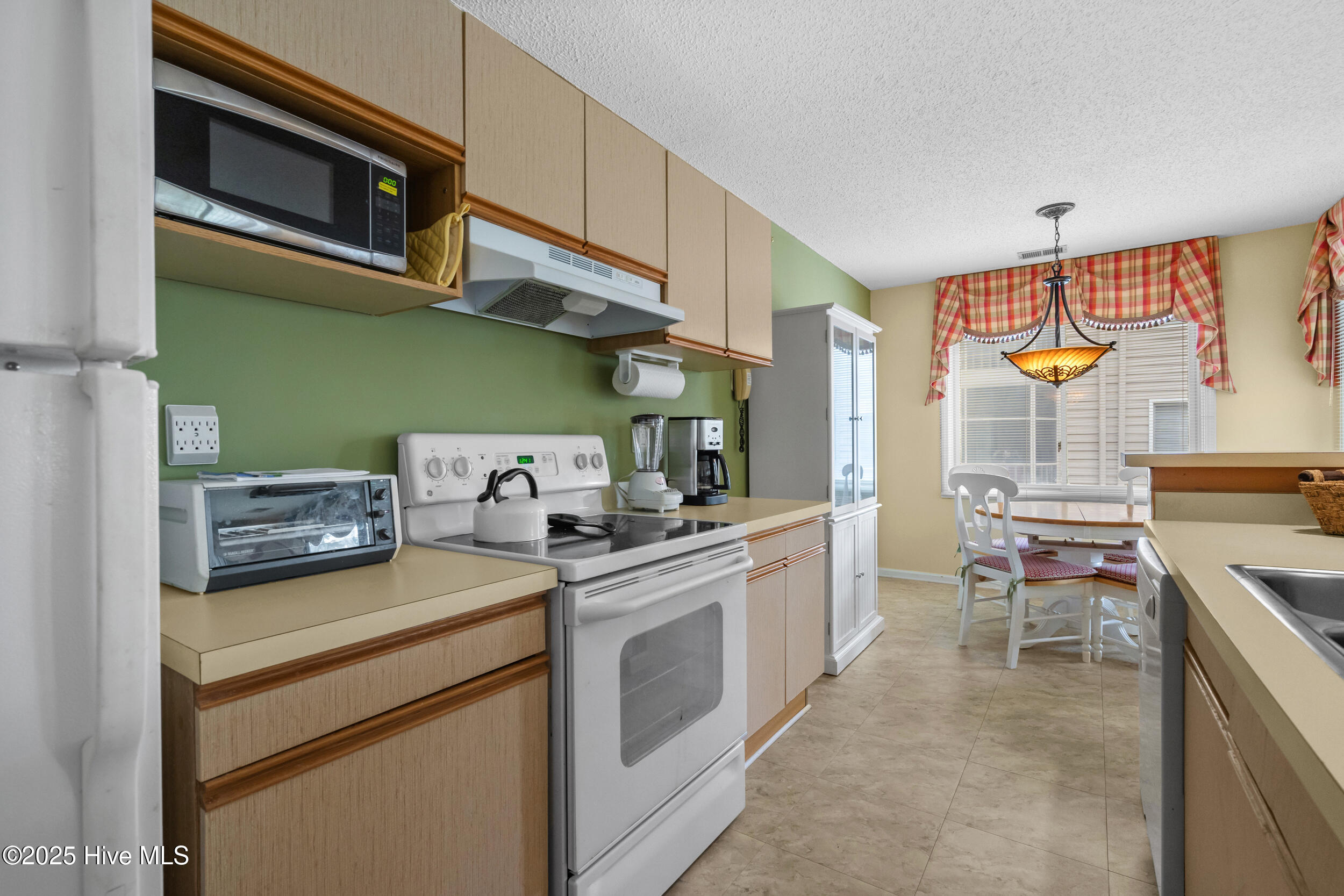 100546670 | Photo 12