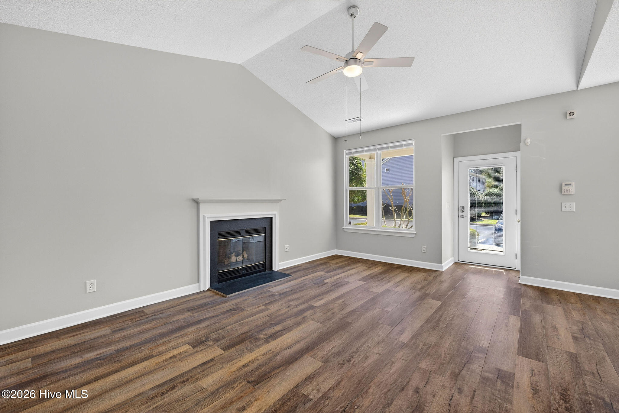 100562052 | Photo 15