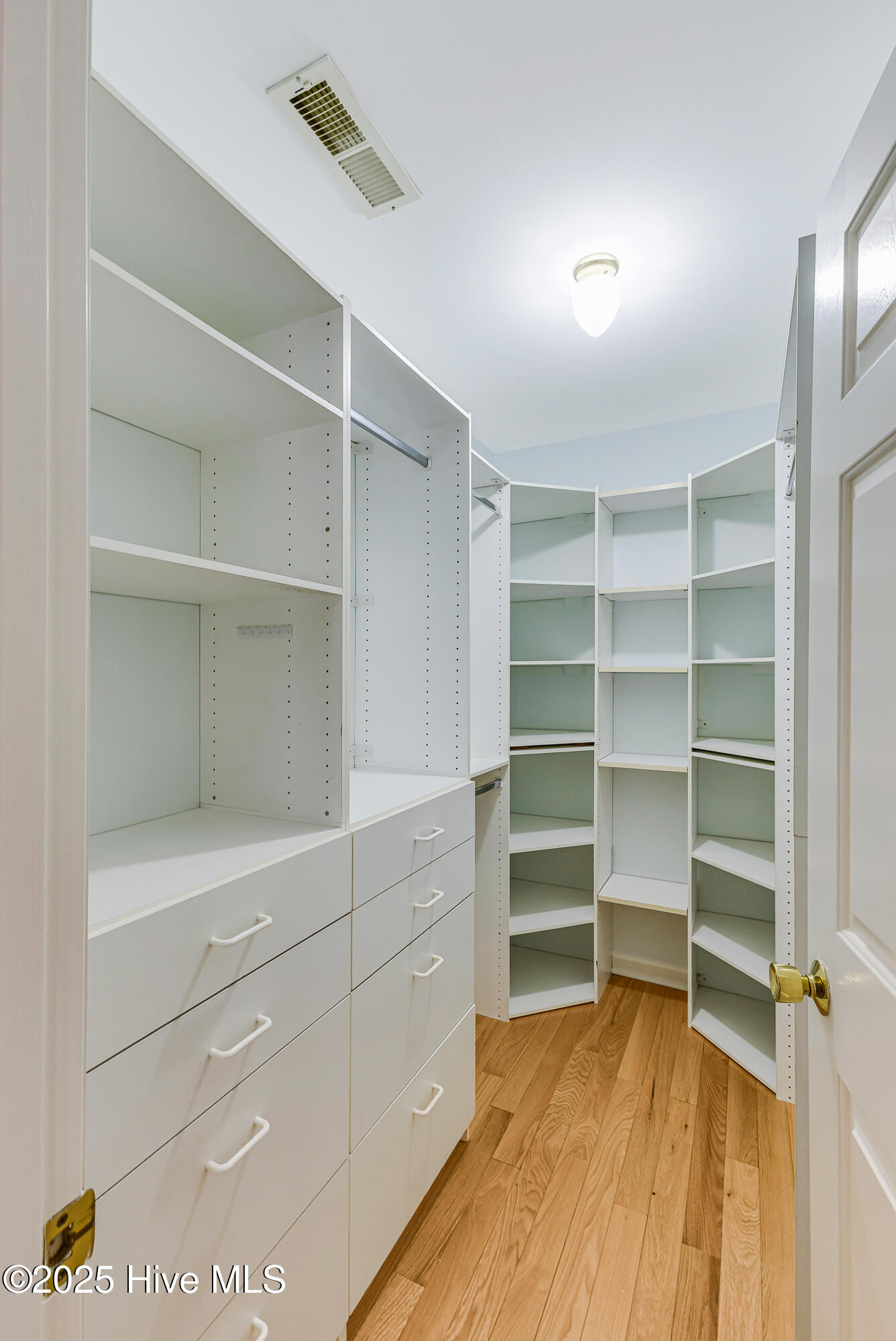 100538127 | Photo 32