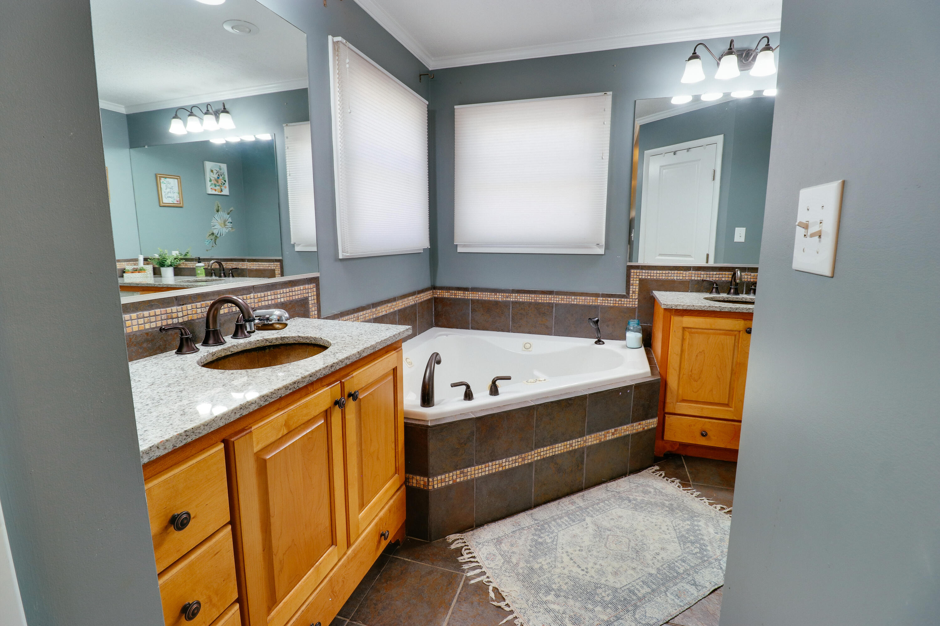 1061 Delaware Dr-25