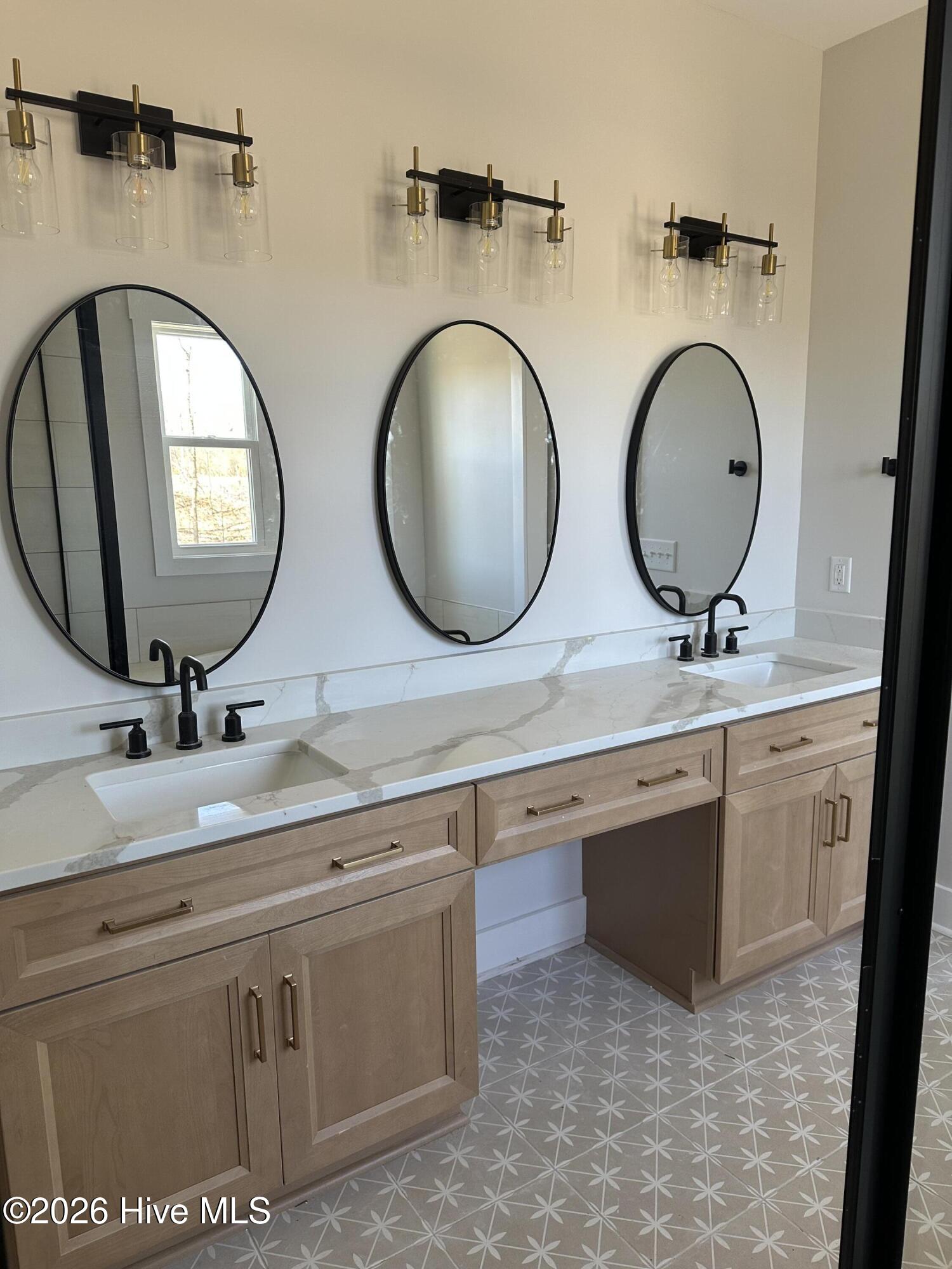 100561346 | Photo 29