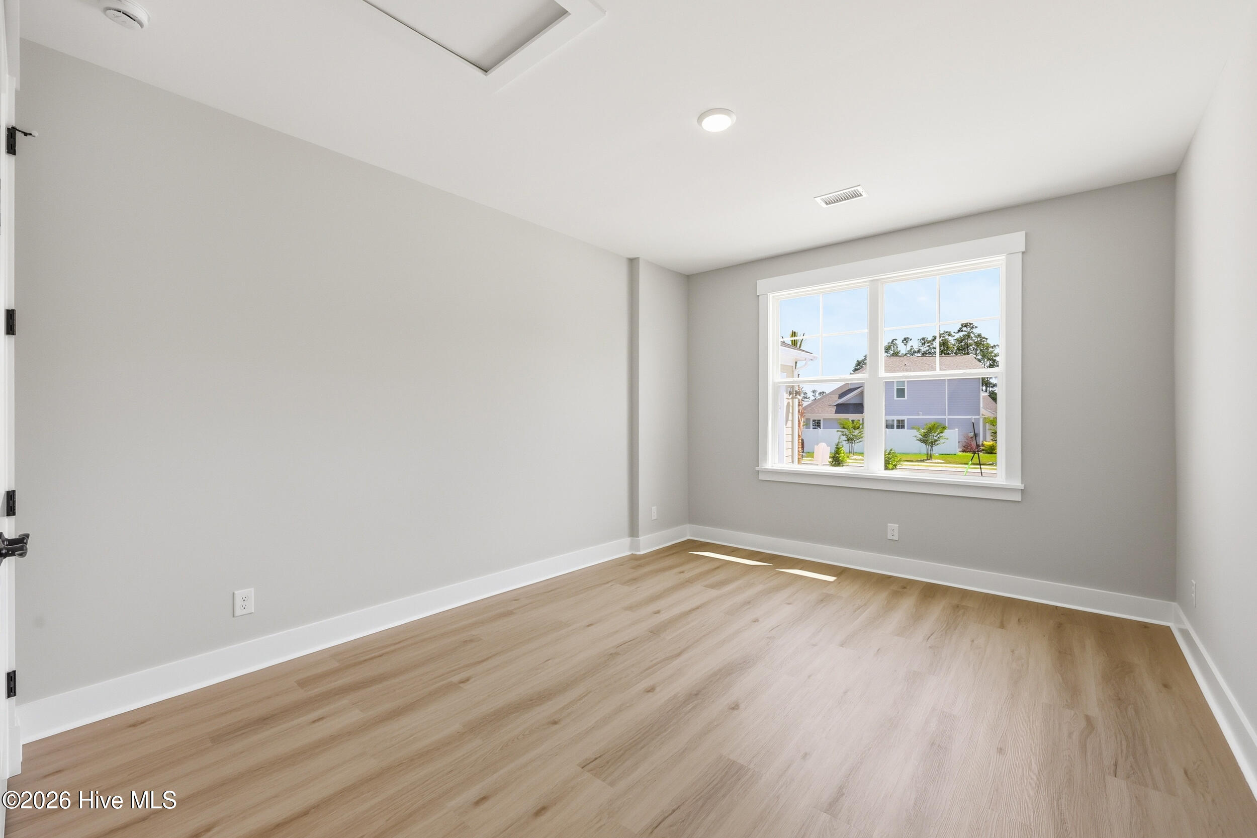 100551665 | Photo 30