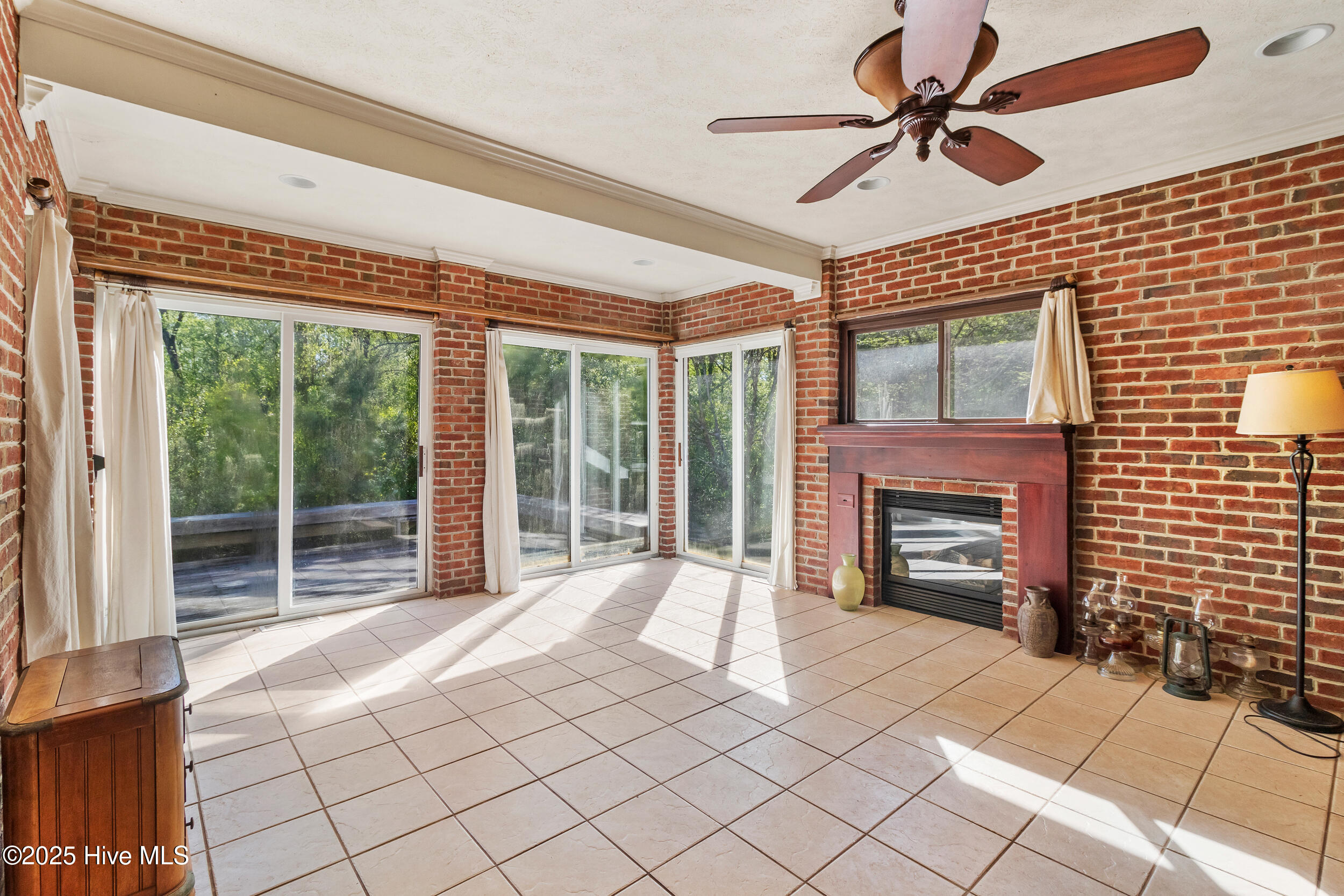 100502660 | Photo 11