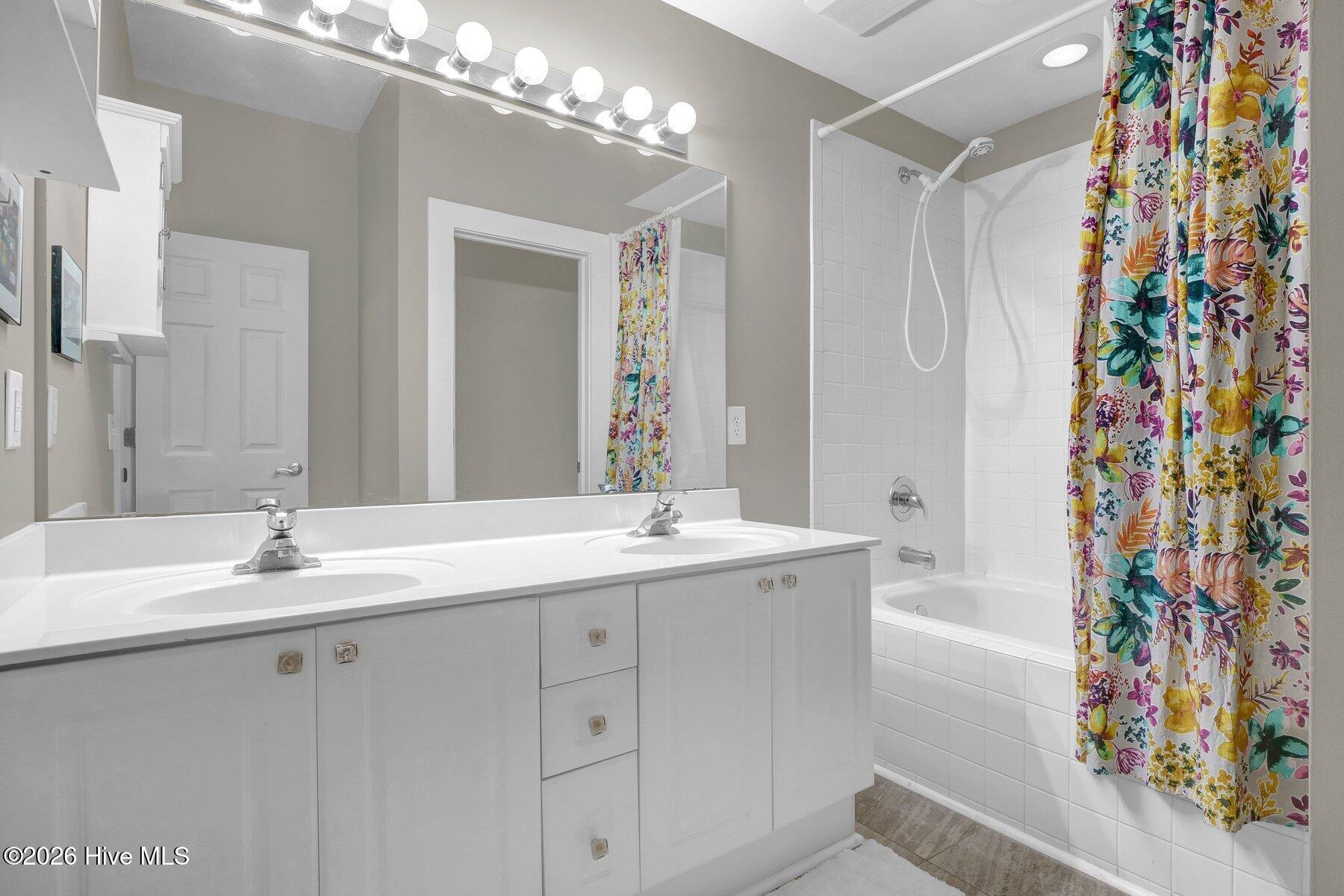 100562227 | Photo 17