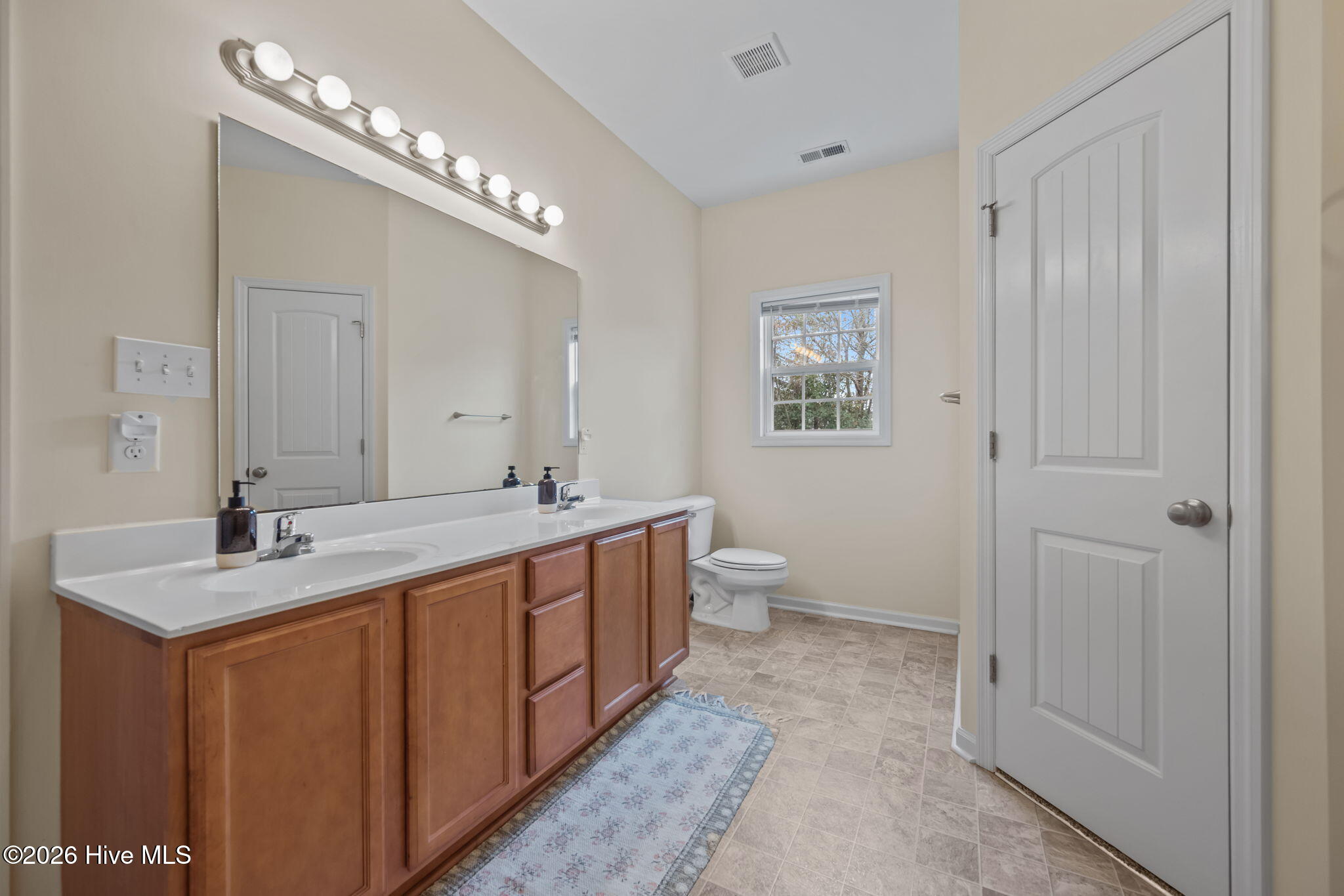 100549780 | Photo 27