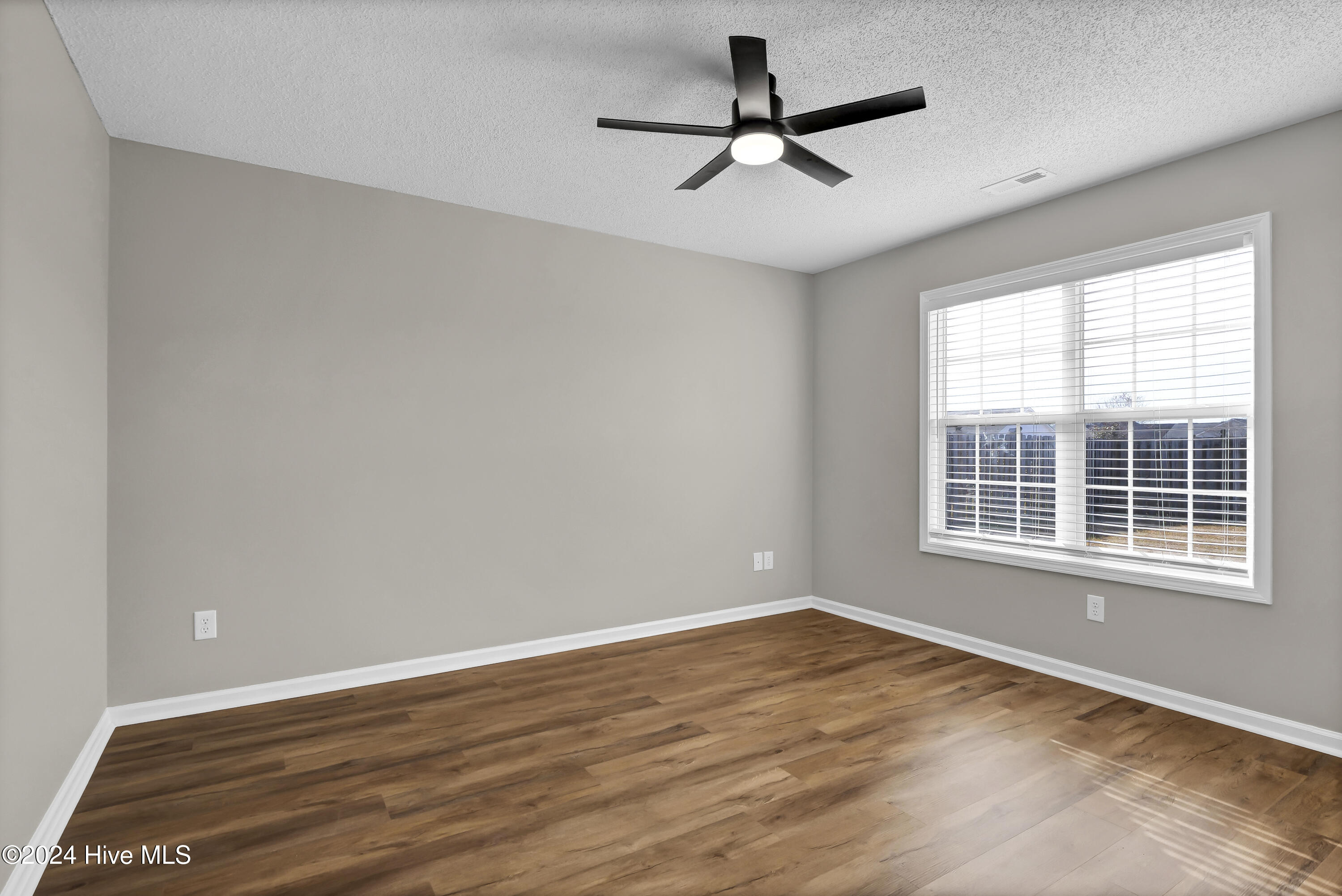 100565199 | Photo 14