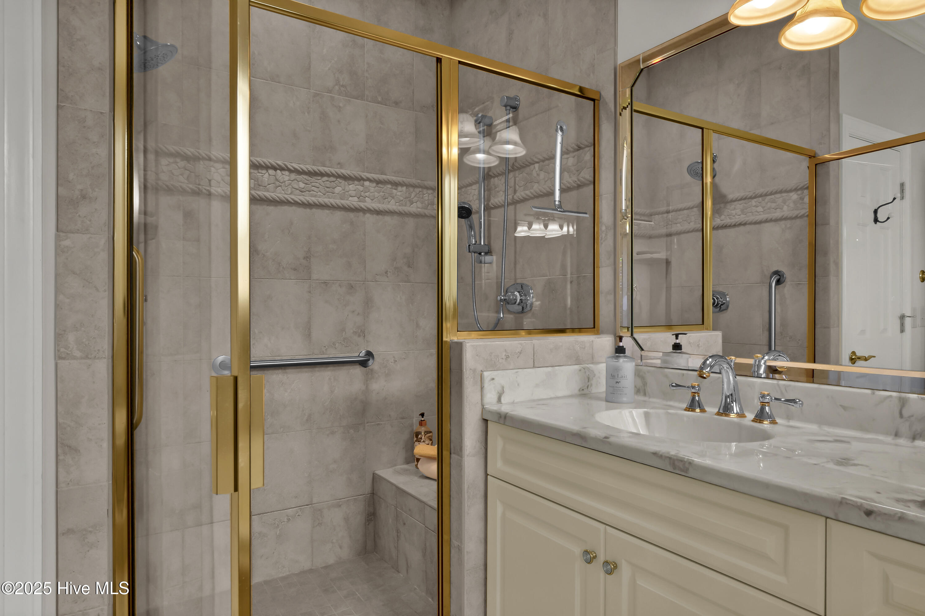 100535642 | Photo 35