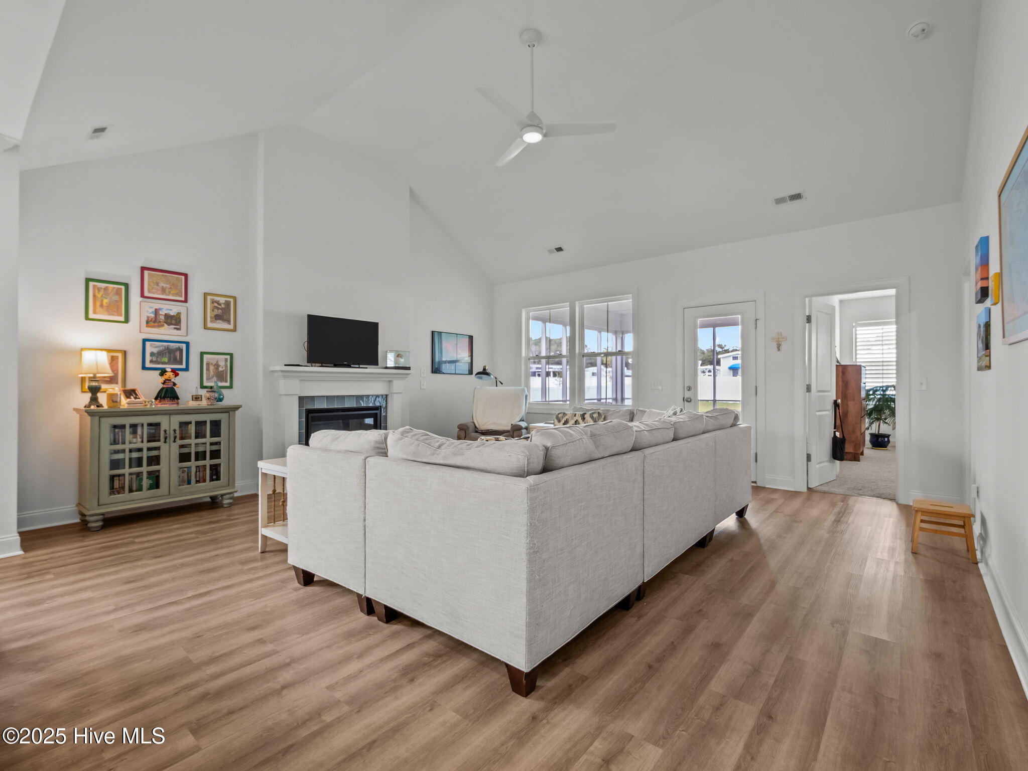 100528285 | Photo 34