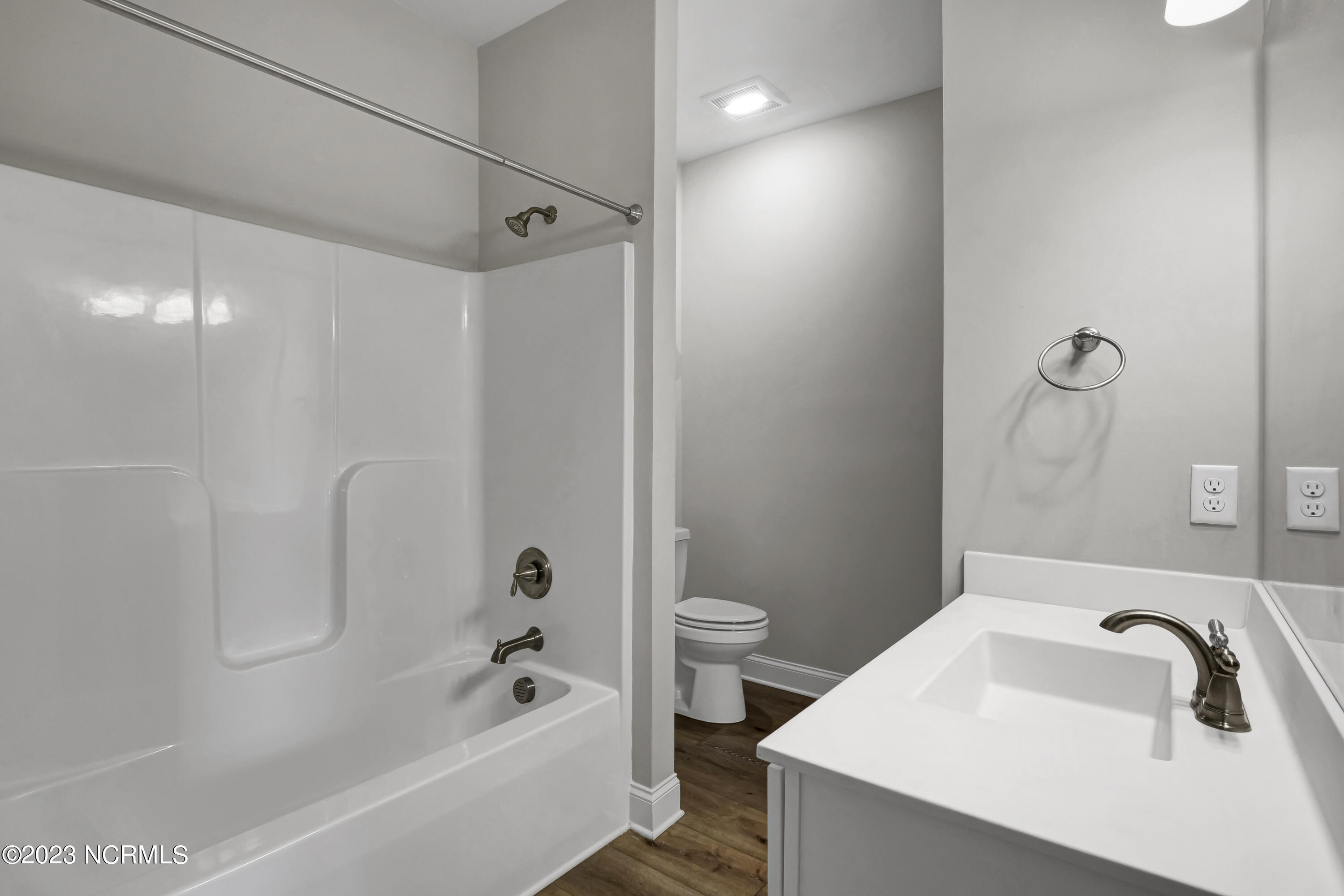 100549733 | Photo 12