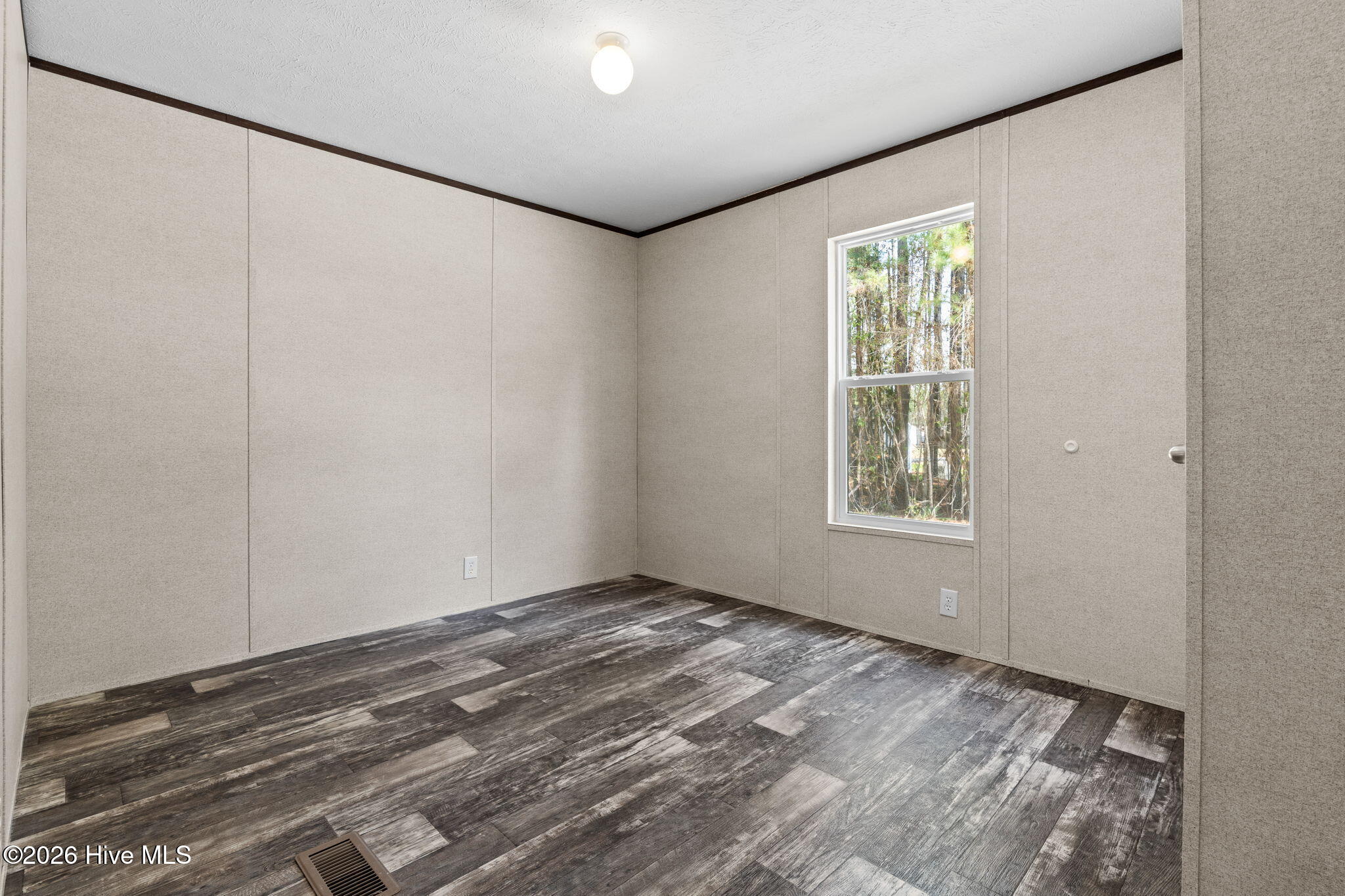 100561817 | Photo 14