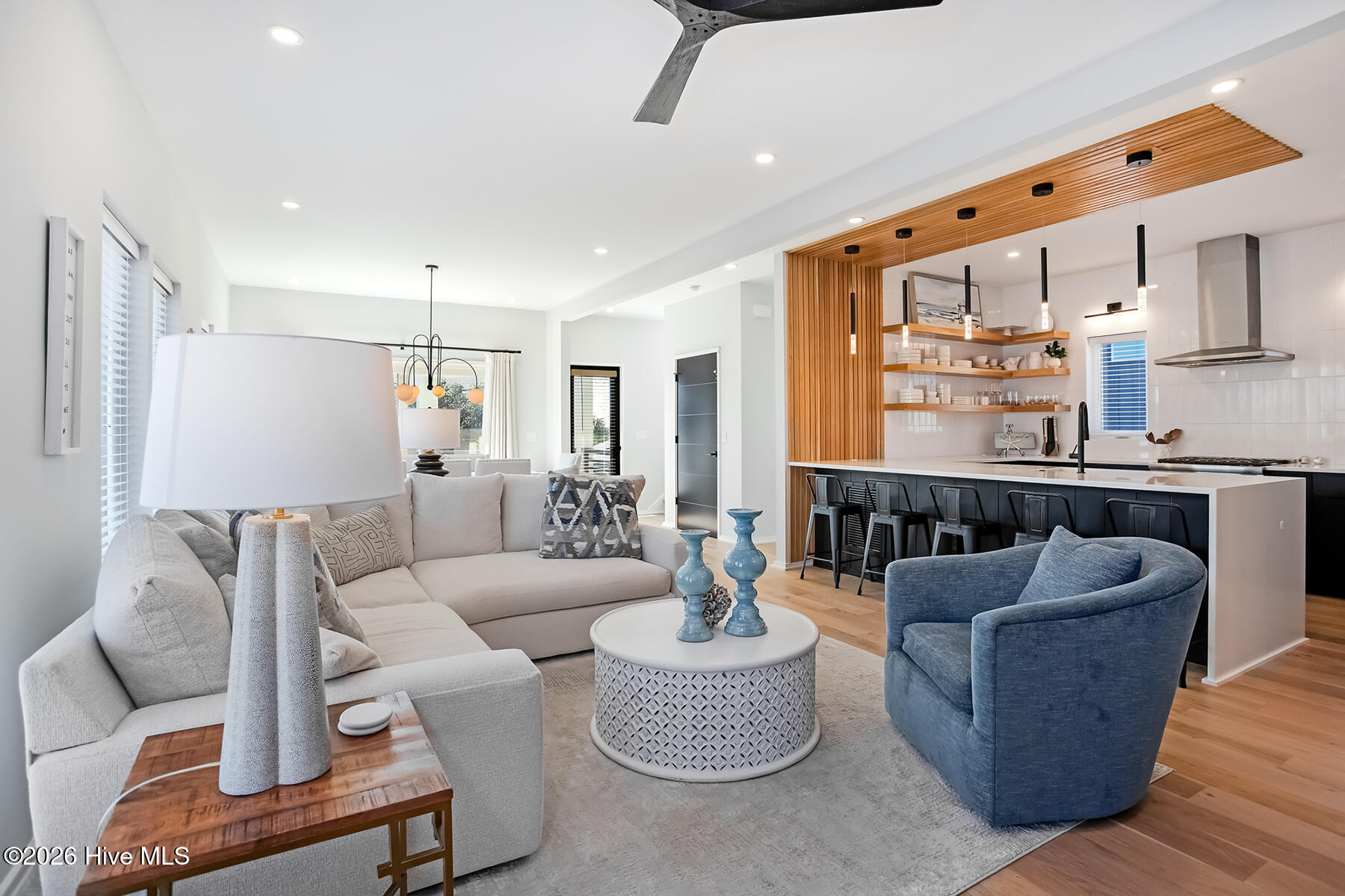 100560077 | Photo 14