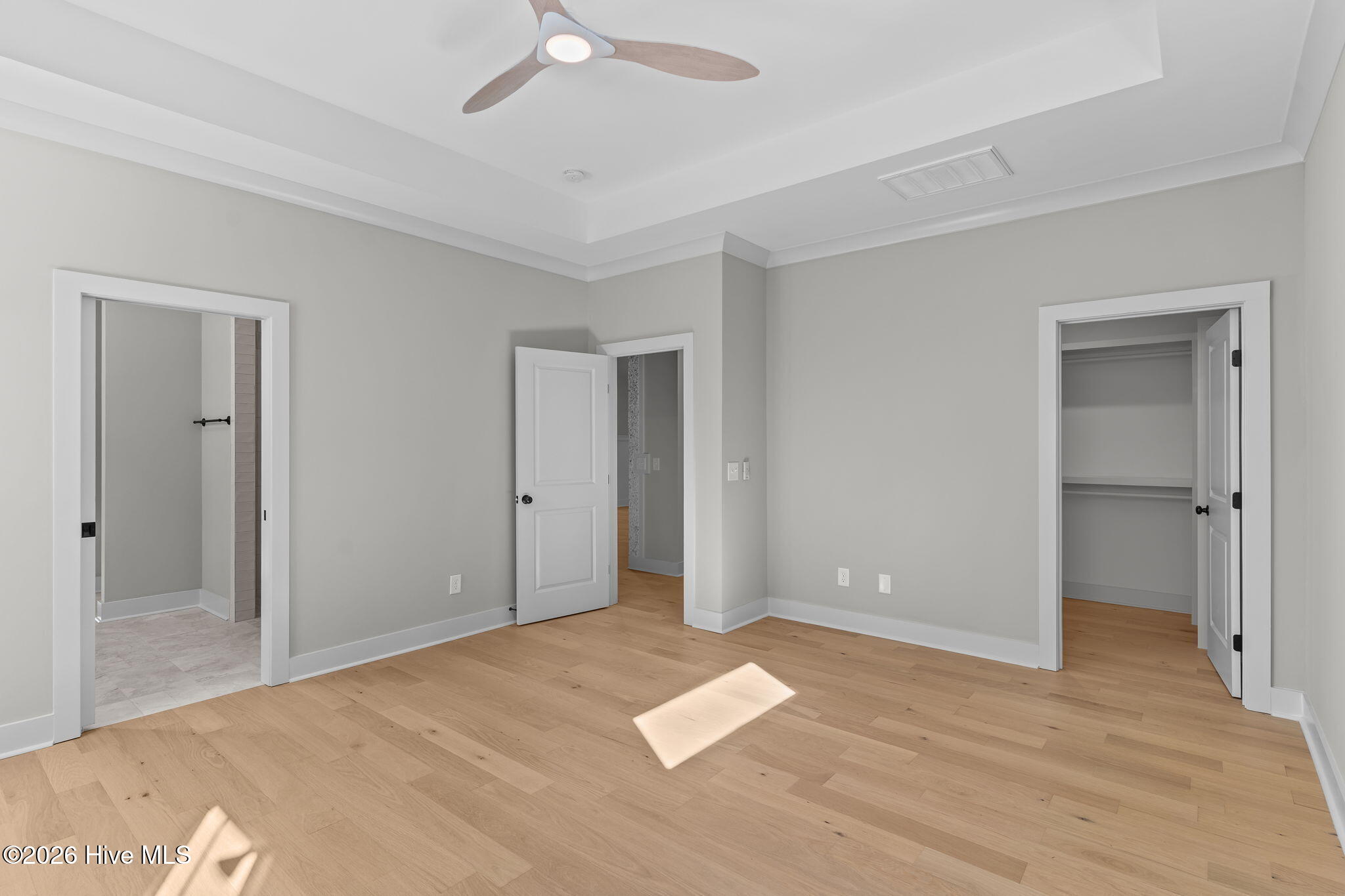 100548925 | Photo 26