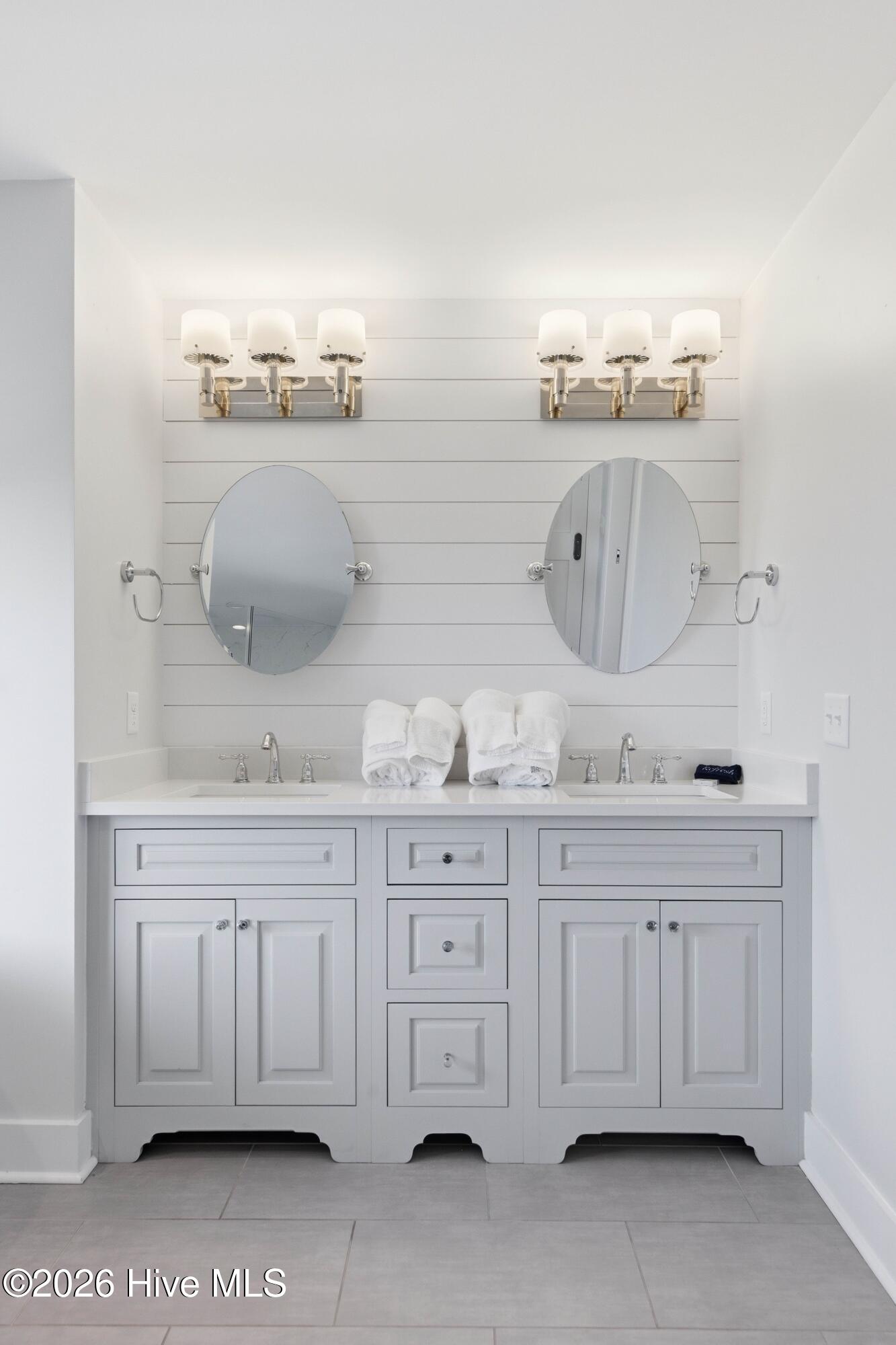 100560271 | Photo 35