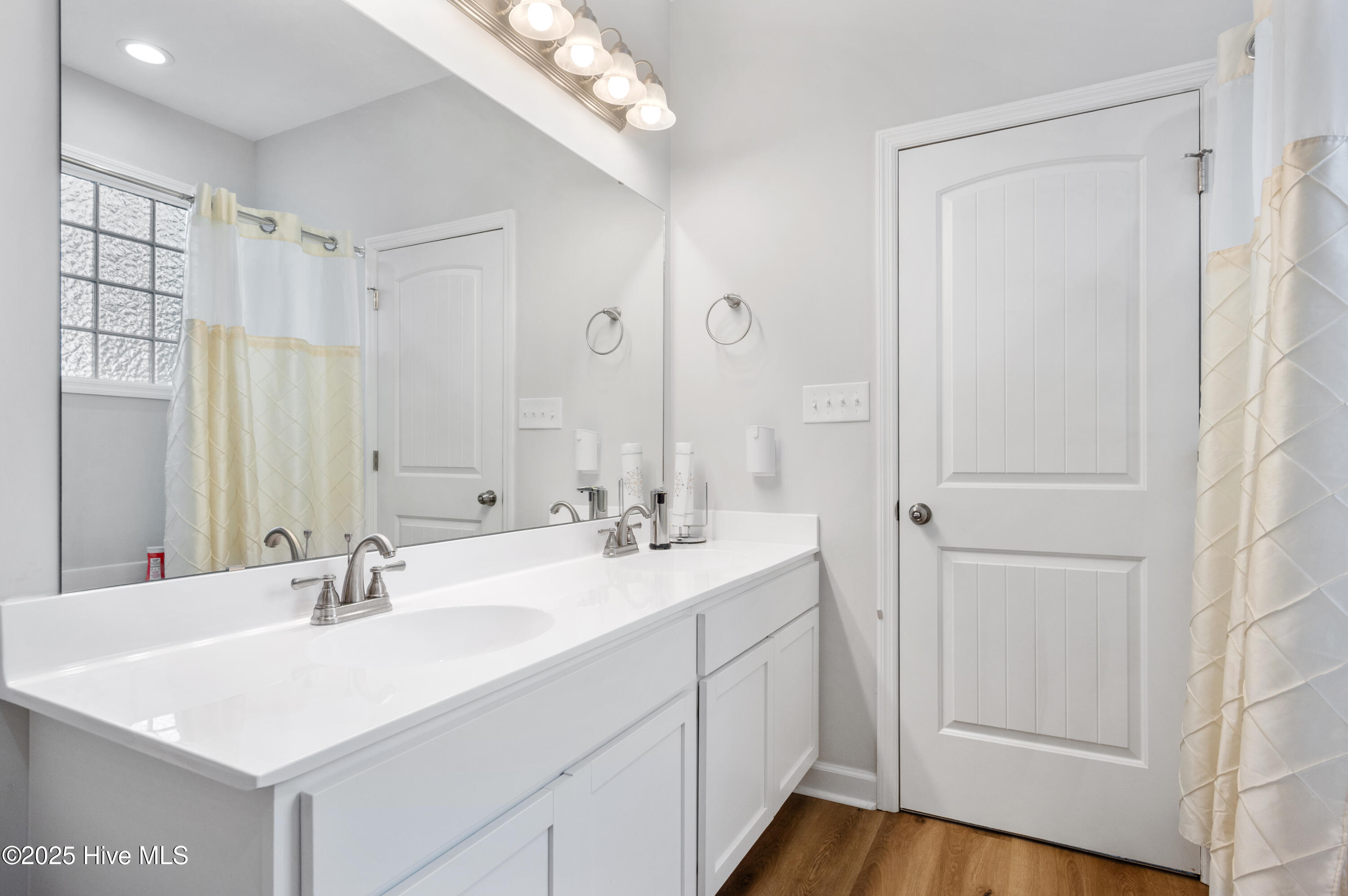 100527902 | Photo 45