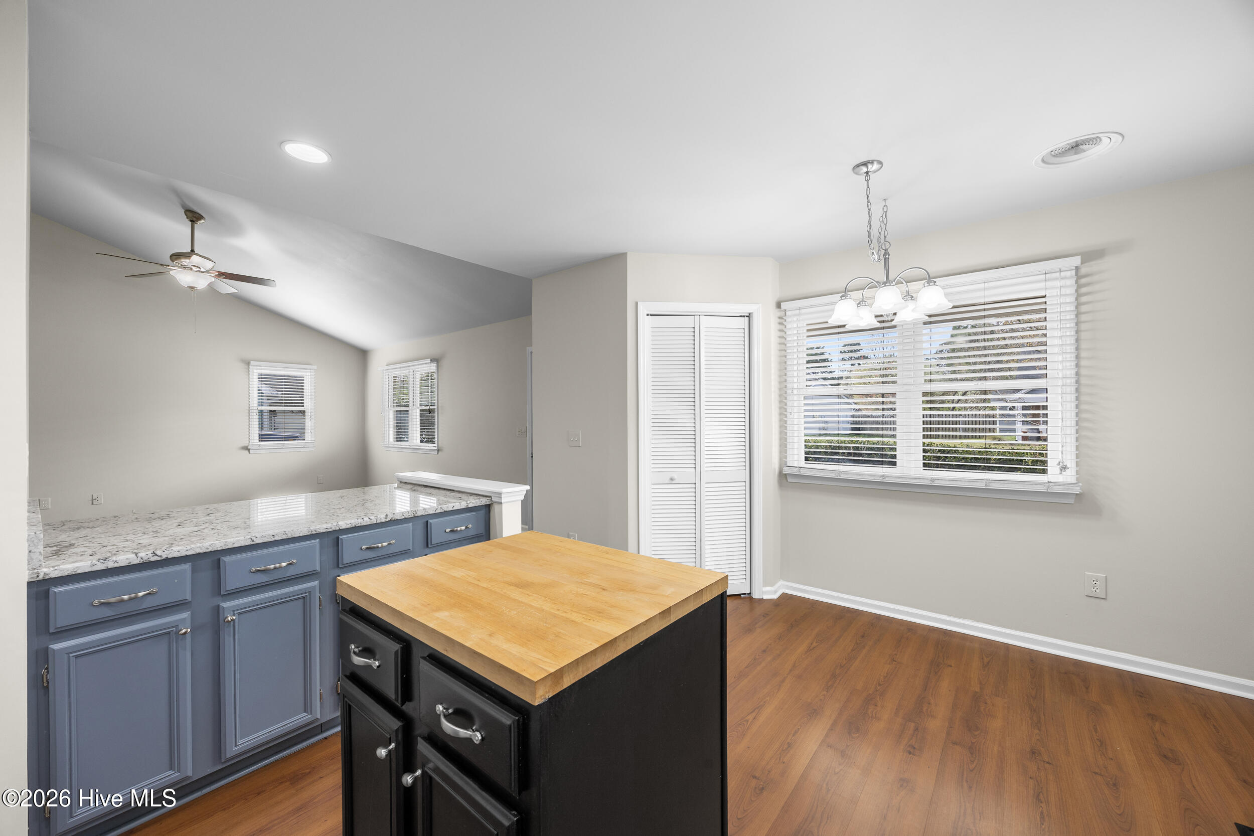 100560305 | Photo 18