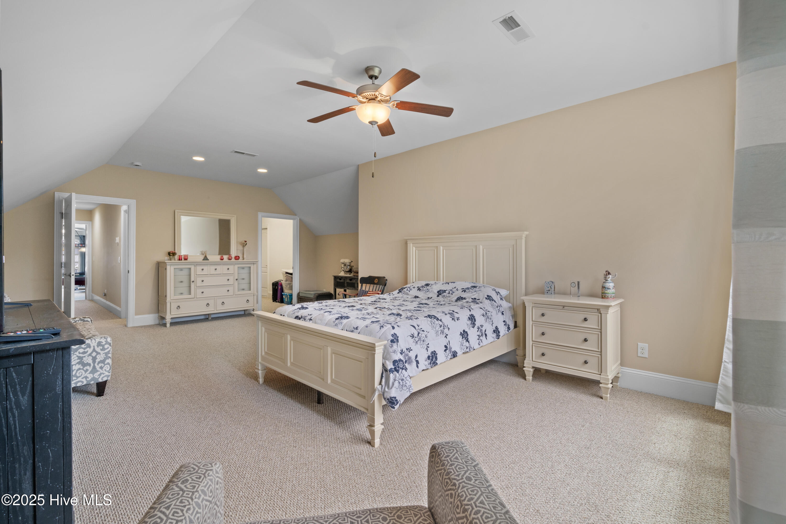 100525197 | Photo 47