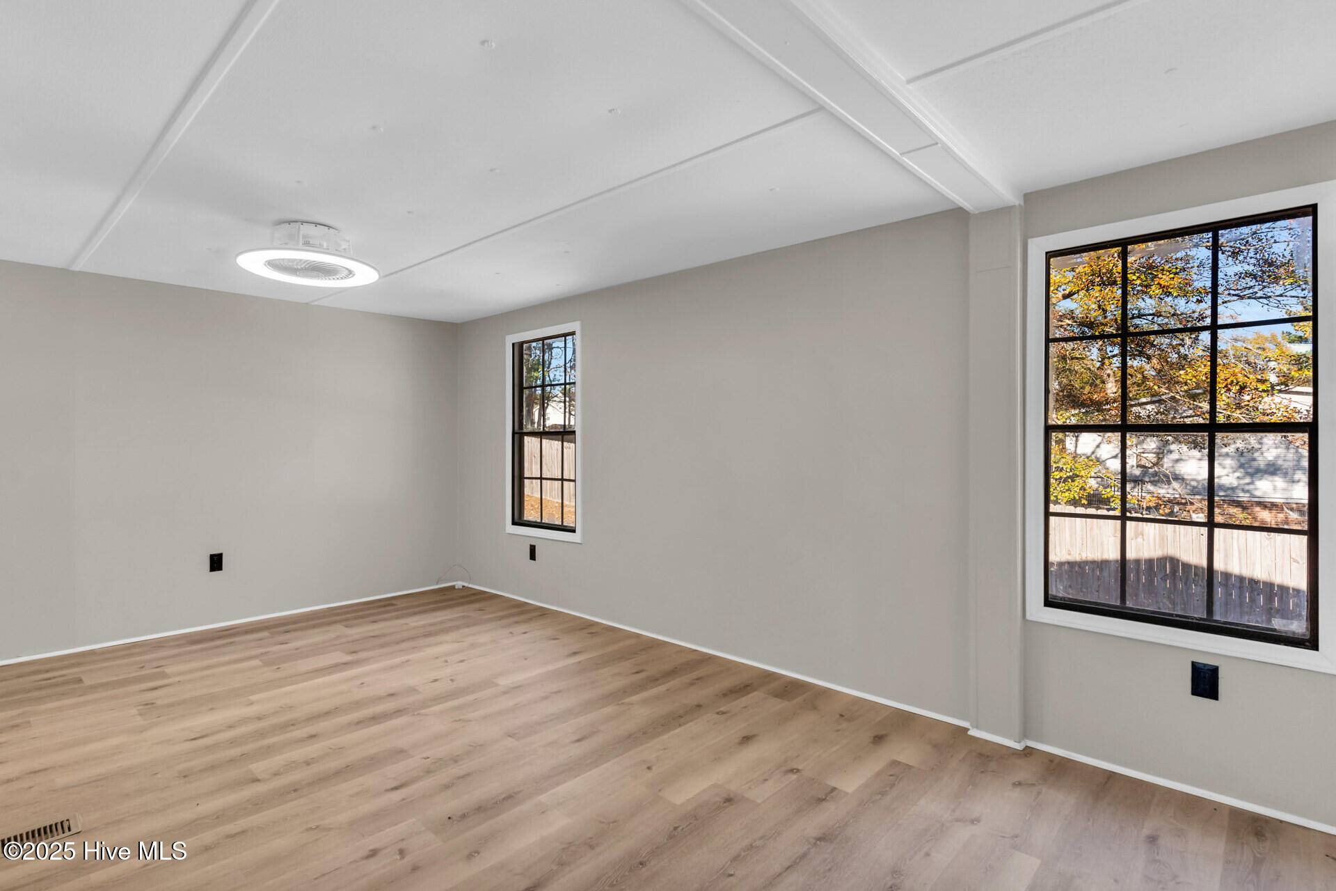 100503188 | Photo 13