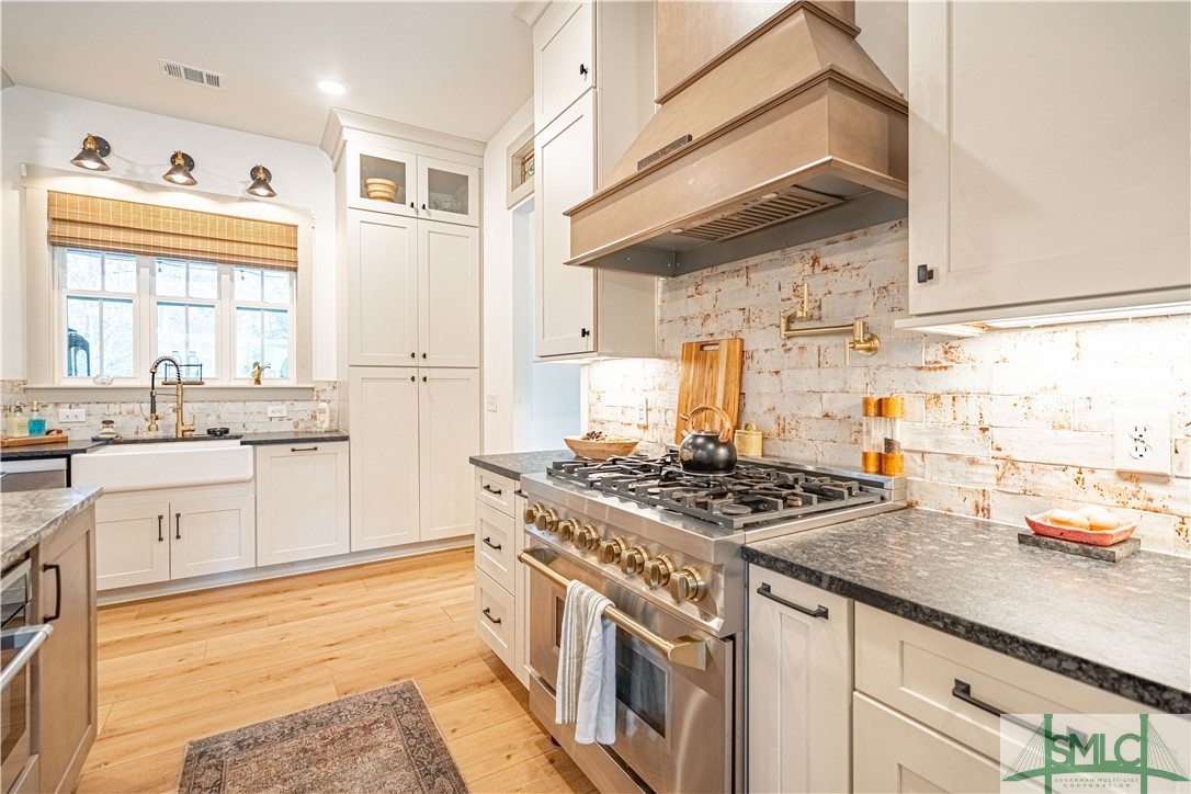 Kitchen Gally facing sink and wetbar