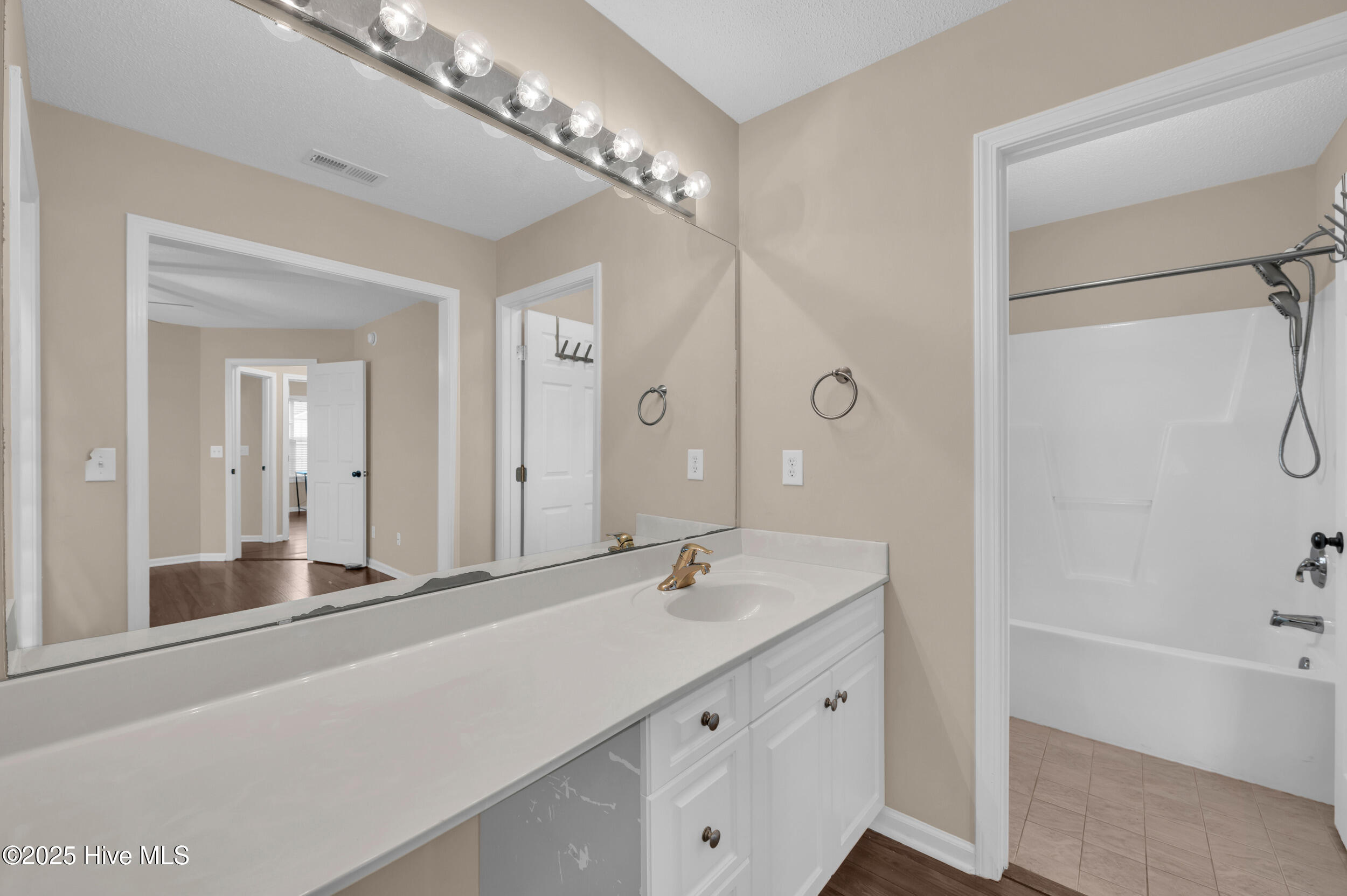 100543780 | Photo 17