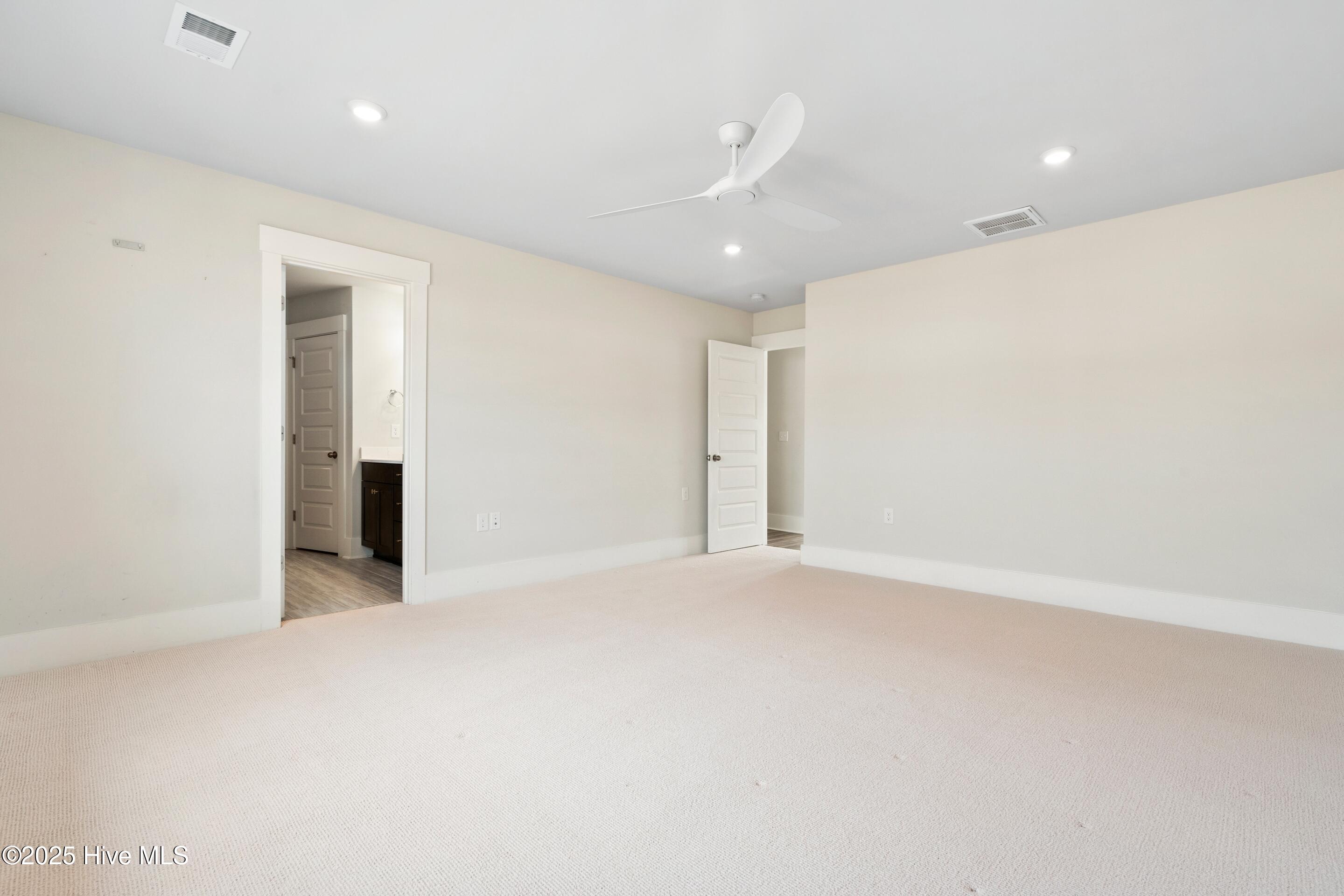 100547045 | Photo 33