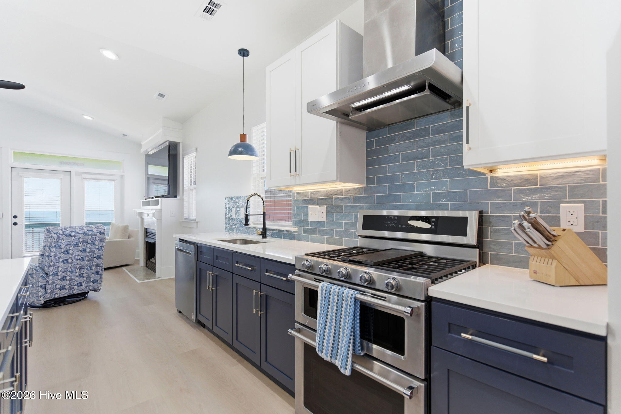 100570337 | Photo 11