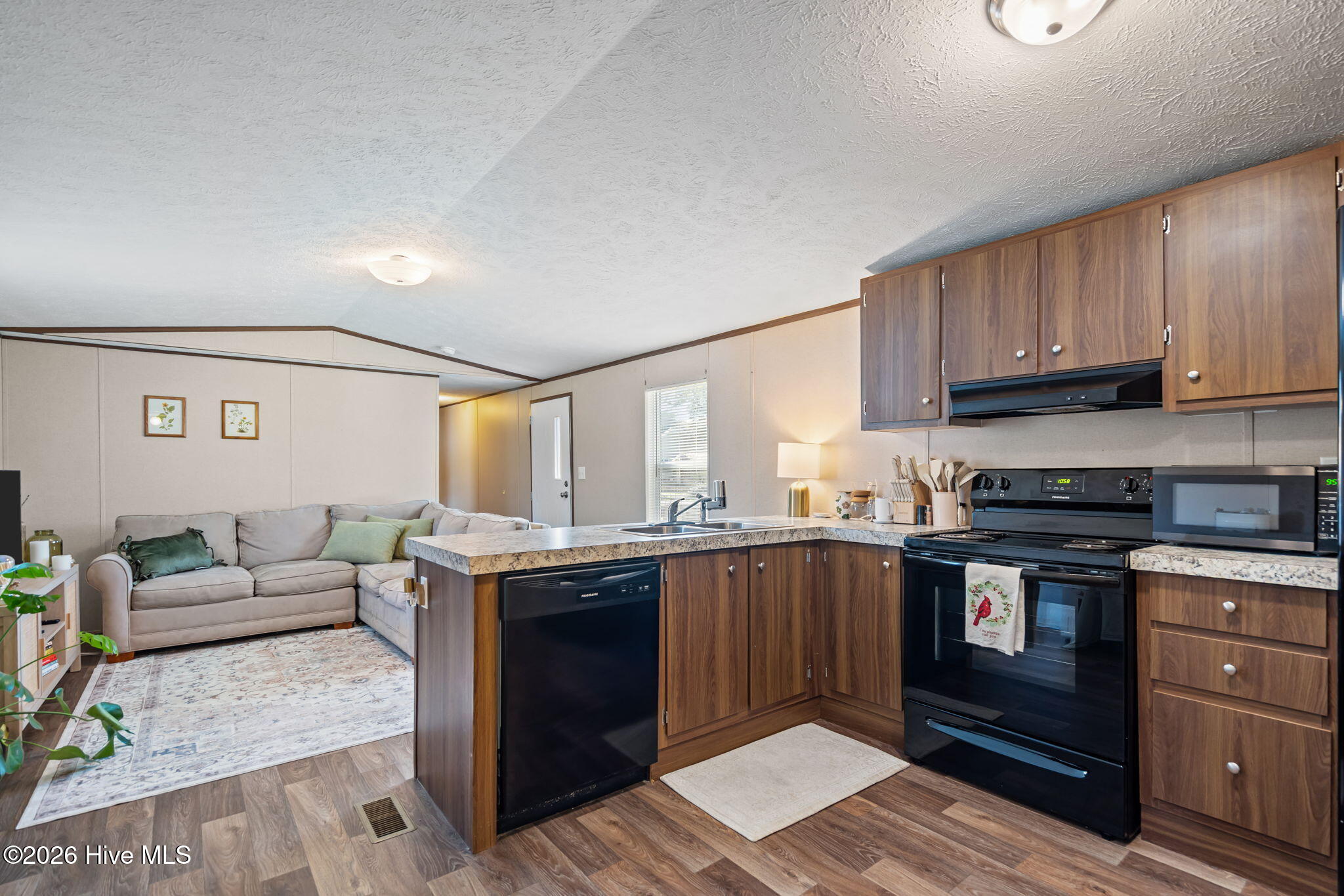 100562806 | Photo 13