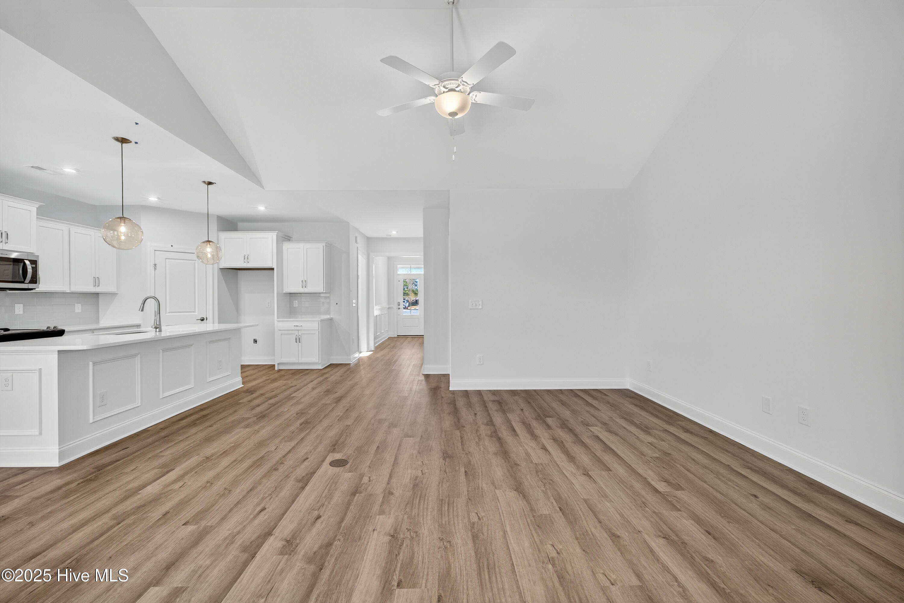 100544174 | Photo 35