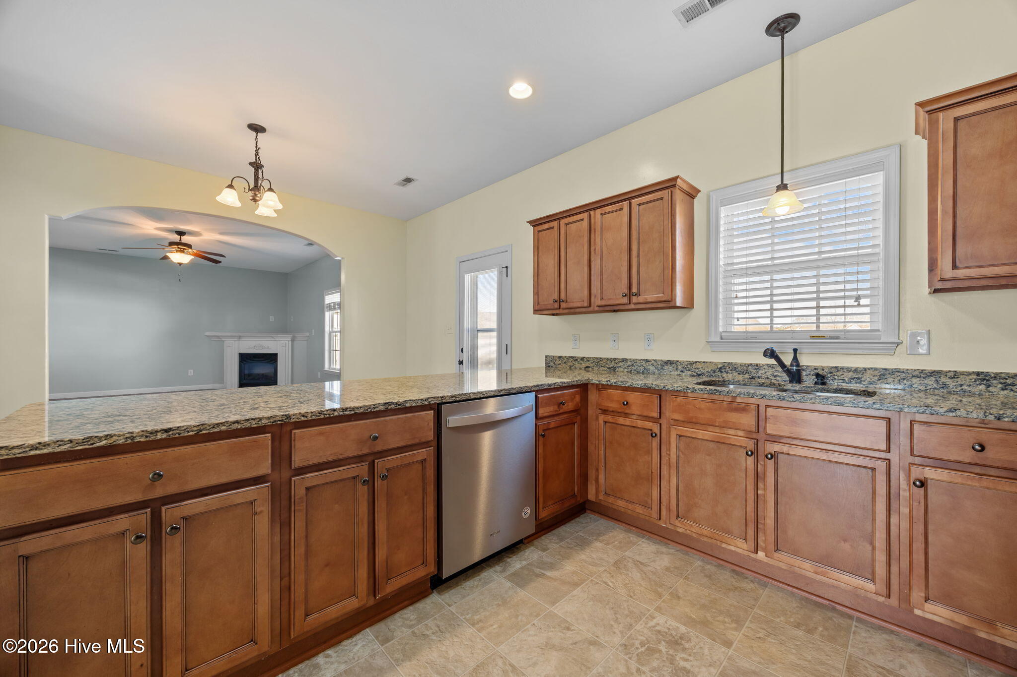 100560310 | Photo 12