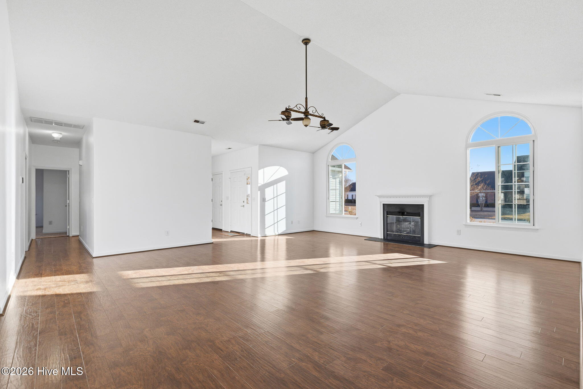 100548117 | Photo 11