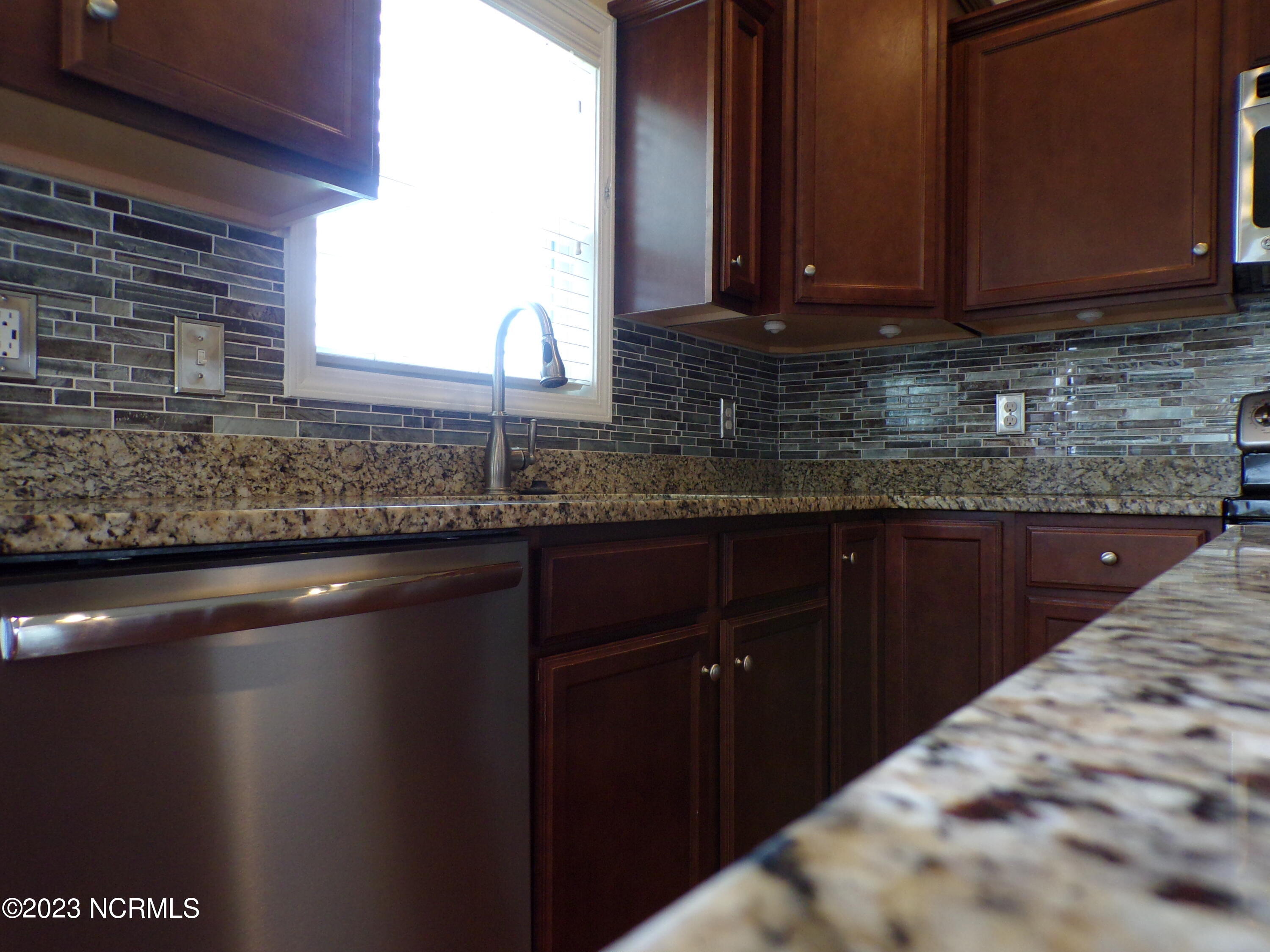 100559579 | Photo 22