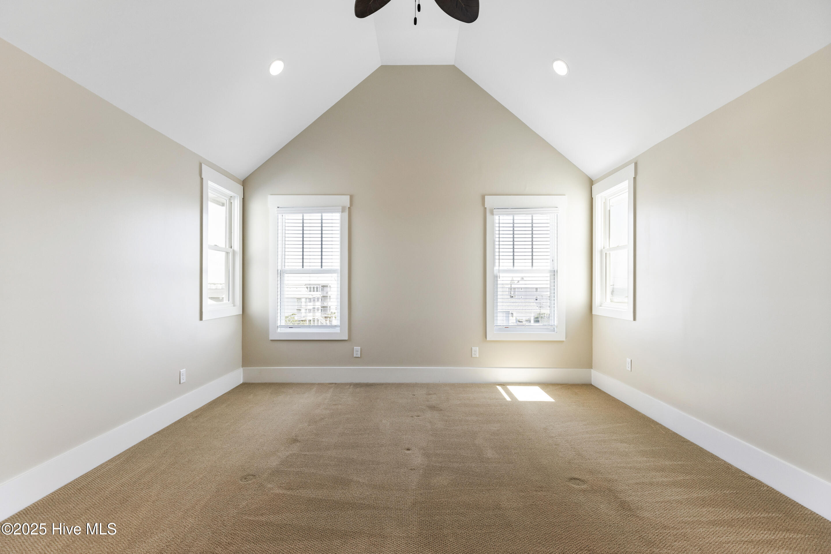 100546284 | Photo 41