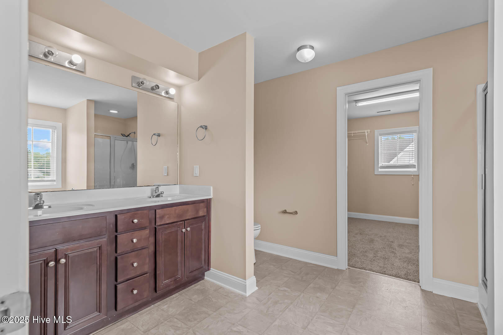 100532827 | Photo 47