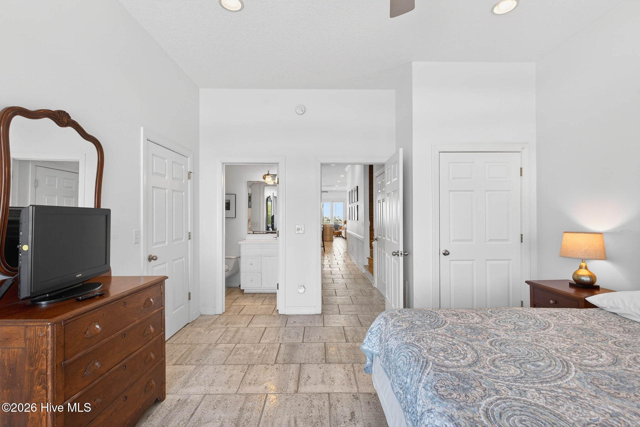 100563244 | Photo 54